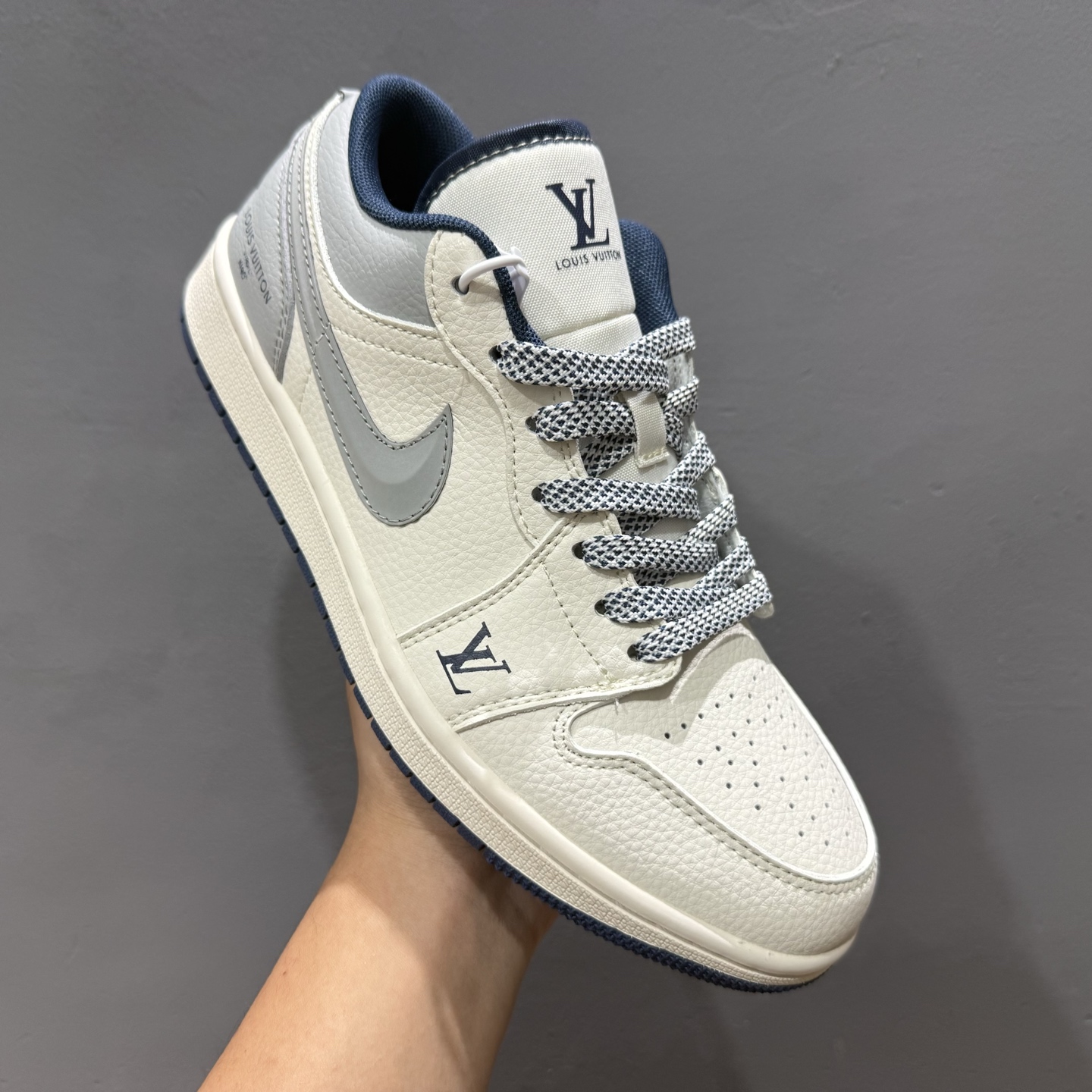 Louis Vuitton x Air Jordan 1 烟灰立体勾 XS6086-557