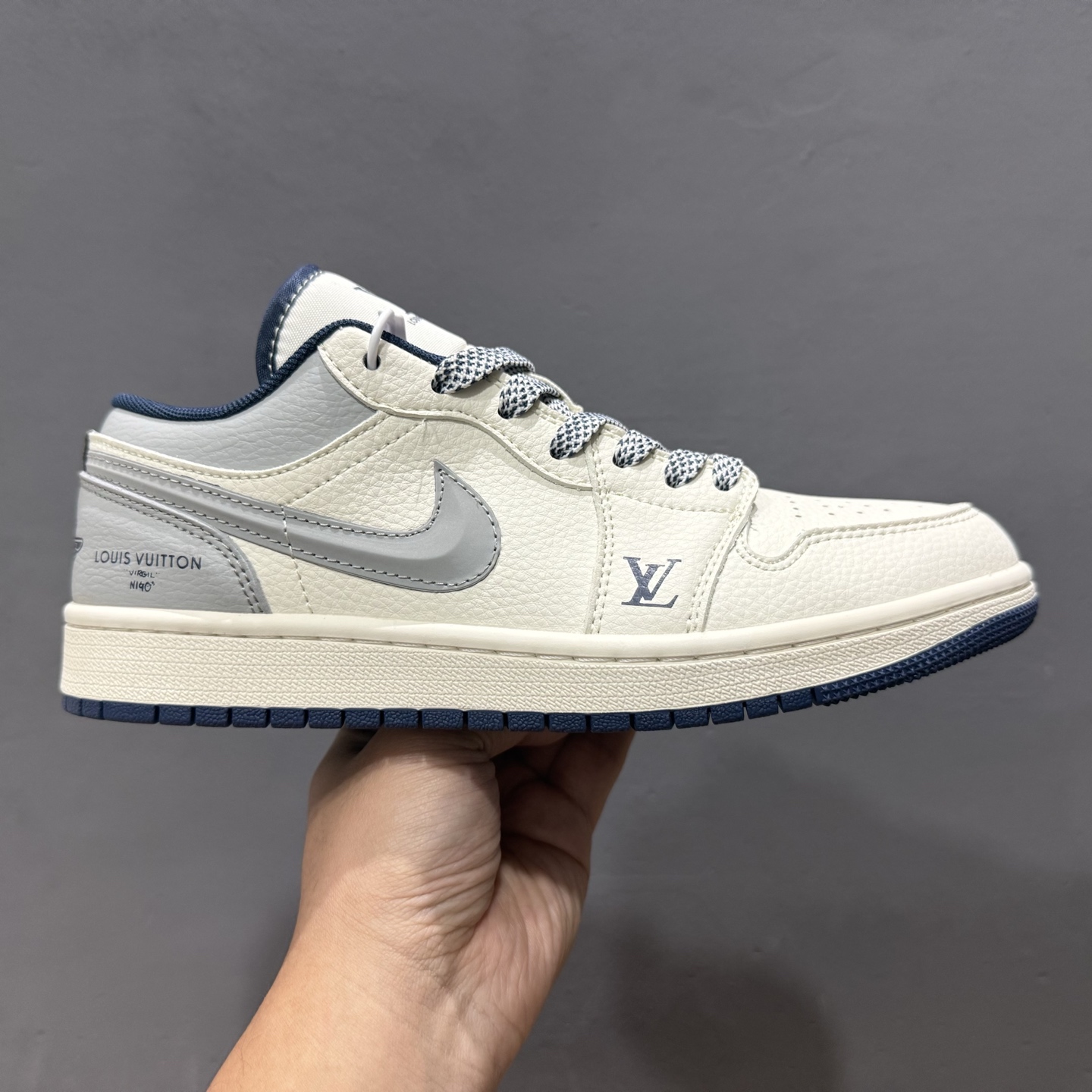 Louis Vuitton x Air Jordan 1 烟灰立体勾 XS6086-557