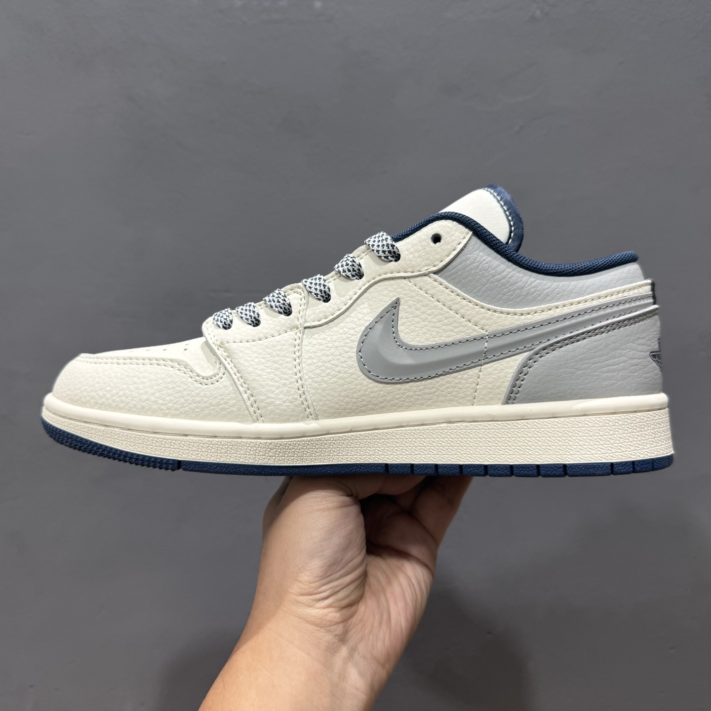 Louis Vuitton x Air Jordan 1 烟灰立体勾 XS6086-557