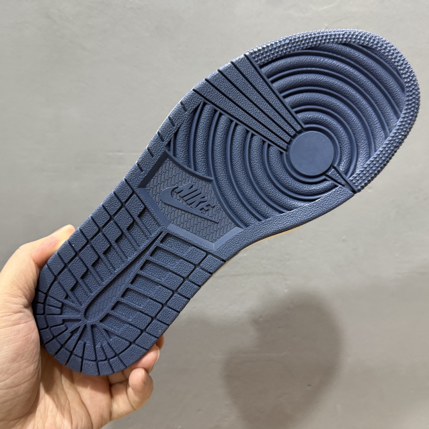 Louis Vuitton x Air Jordan 1 烟灰立体勾 XS6086-557