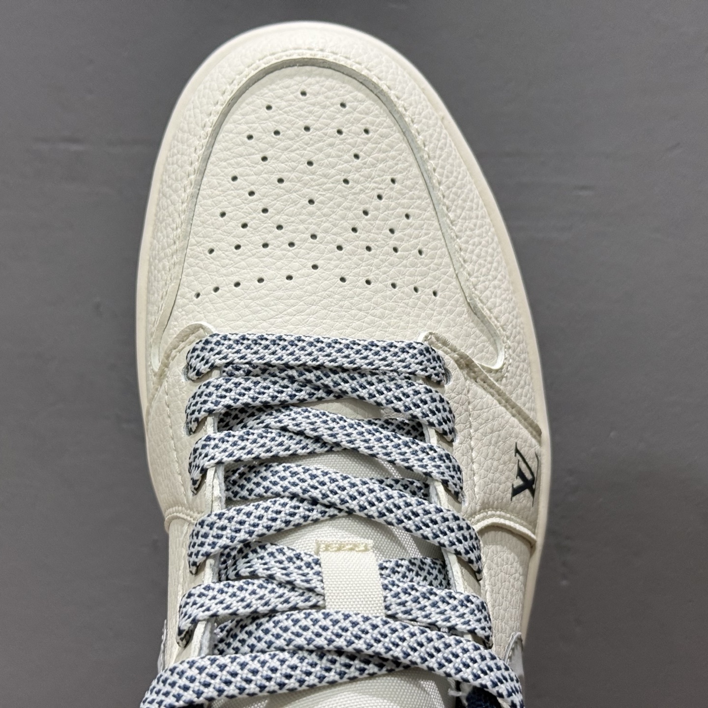 Louis Vuitton x Air Jordan 1 烟灰立体勾 XS6086-557