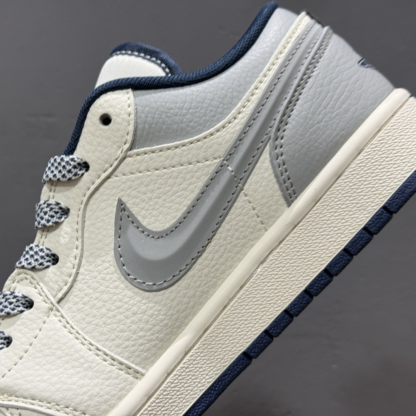 Louis Vuitton x Air Jordan 1 烟灰立体勾 XS6086-557