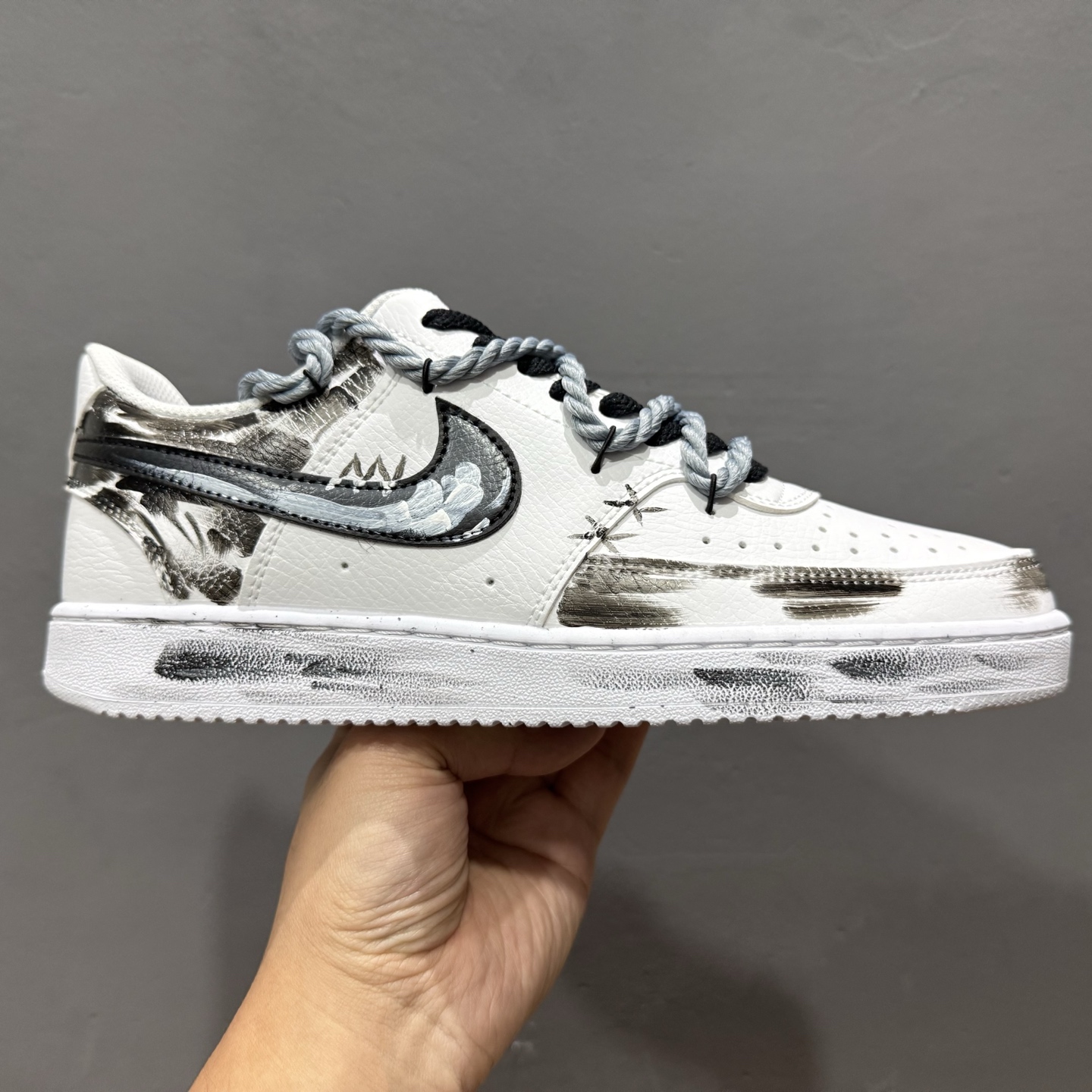 新款出货 原装 NK NK Court Vision 1 “镜之魅影”手绘涂鸦定制板鞋 DH2987-211
