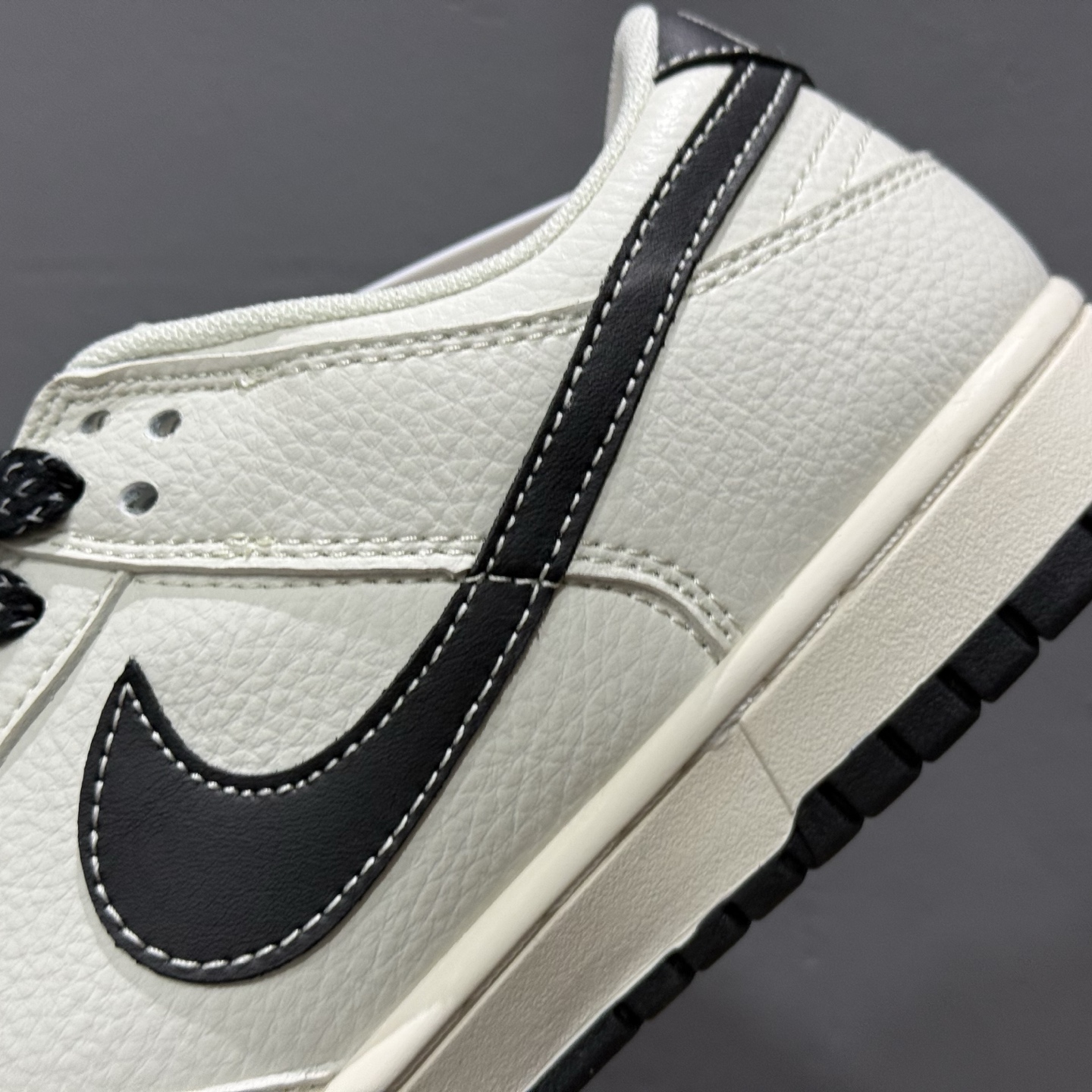 海外爆款限量发售！ Nike SB Dunk Low“迪奥联名——迪奥印花黑勾” 高端定制 低帮休闲板鞋 JY6988-106
