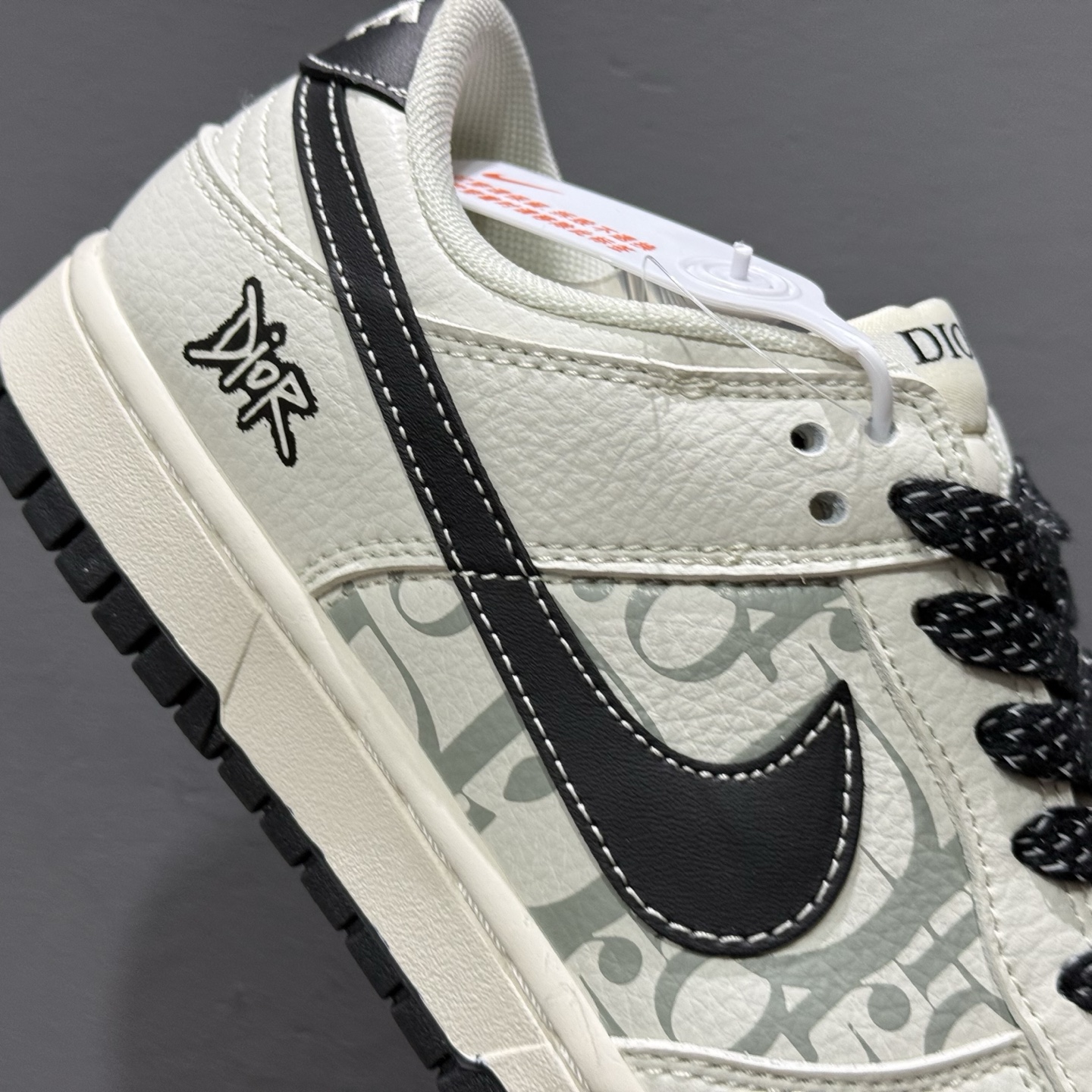 海外爆款限量发售！ Nike SB Dunk Low“迪奥联名——迪奥印花黑勾” 高端定制 低帮休闲板鞋 JY6988-106