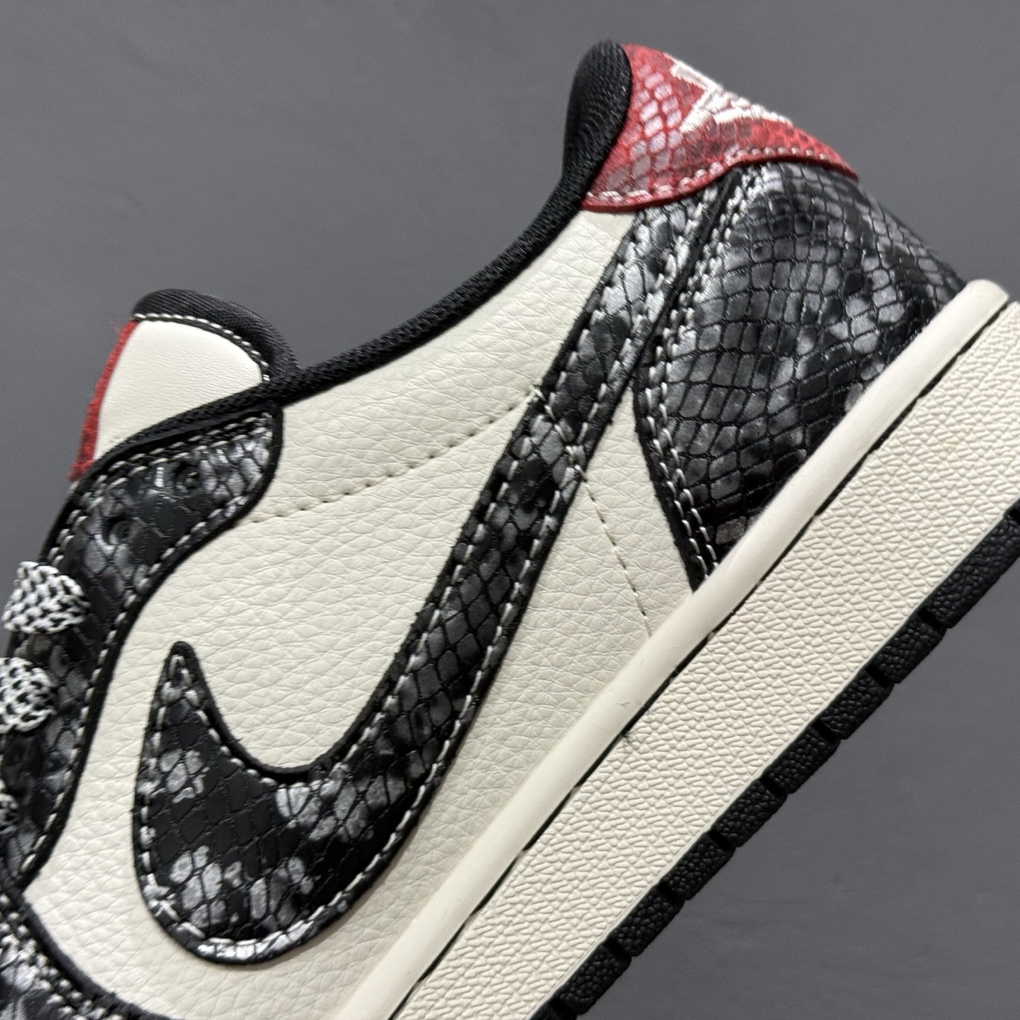 280 Travis Scott x Fragment Design x Air Jordan 1 Low SP AJ1 蛇 年限定 双拼亮黑 低帮文化休闲板鞋 YX5066-307
