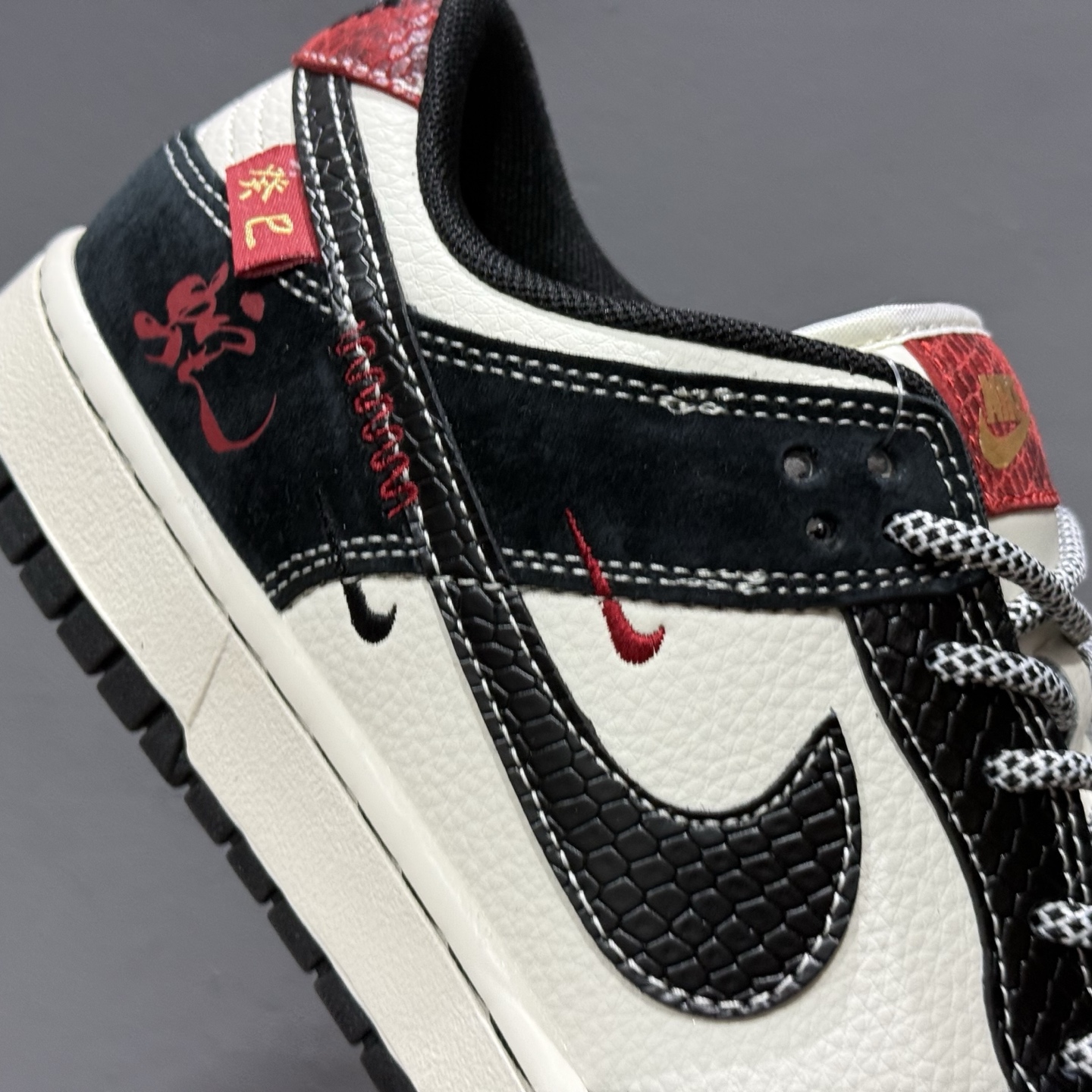 Nike SB Dunk Low 蛇年系列黑鳞黑勾 低帮休闲板鞋 YX5066-292