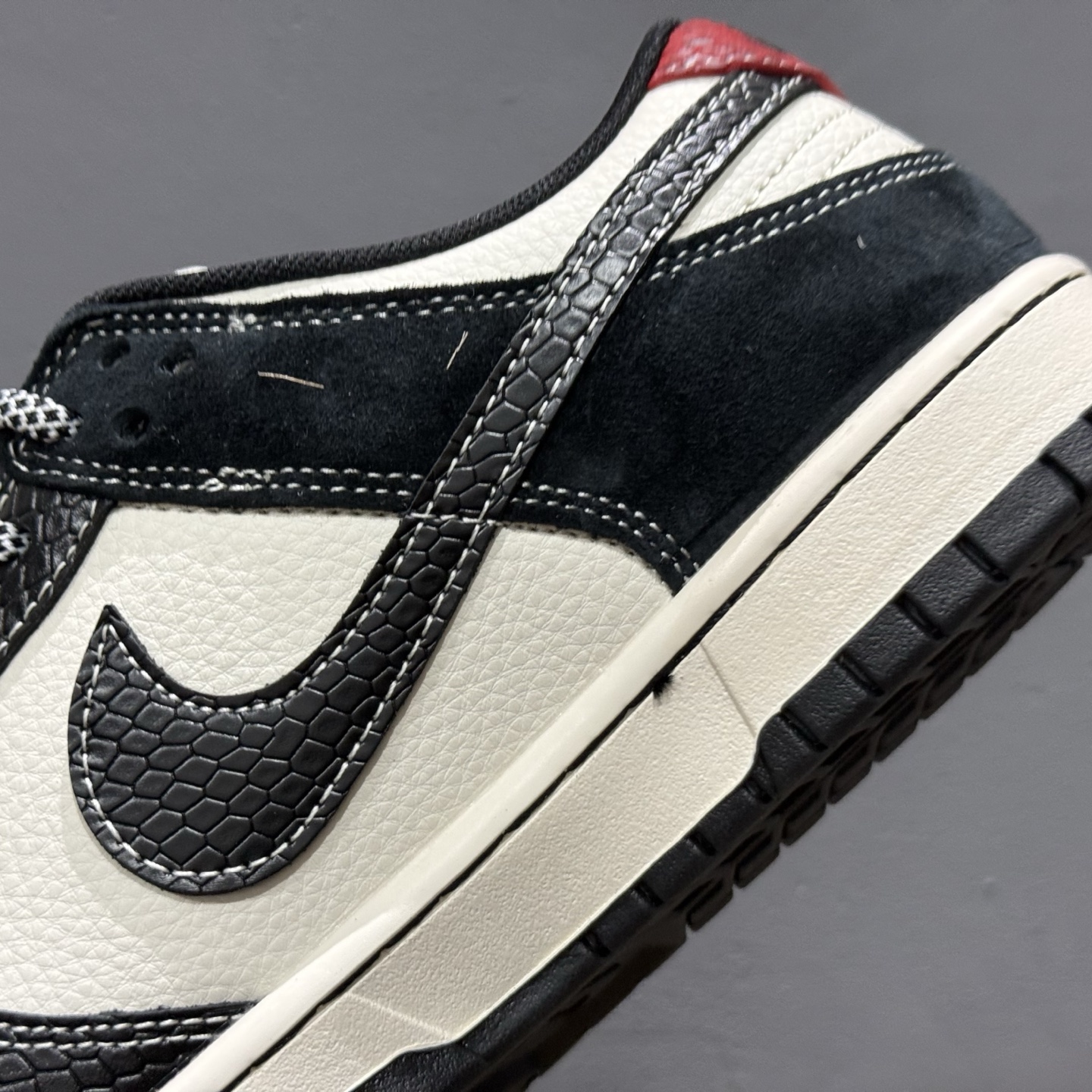 Nike SB Dunk Low 蛇年系列黑鳞黑勾 低帮休闲板鞋 YX5066-292