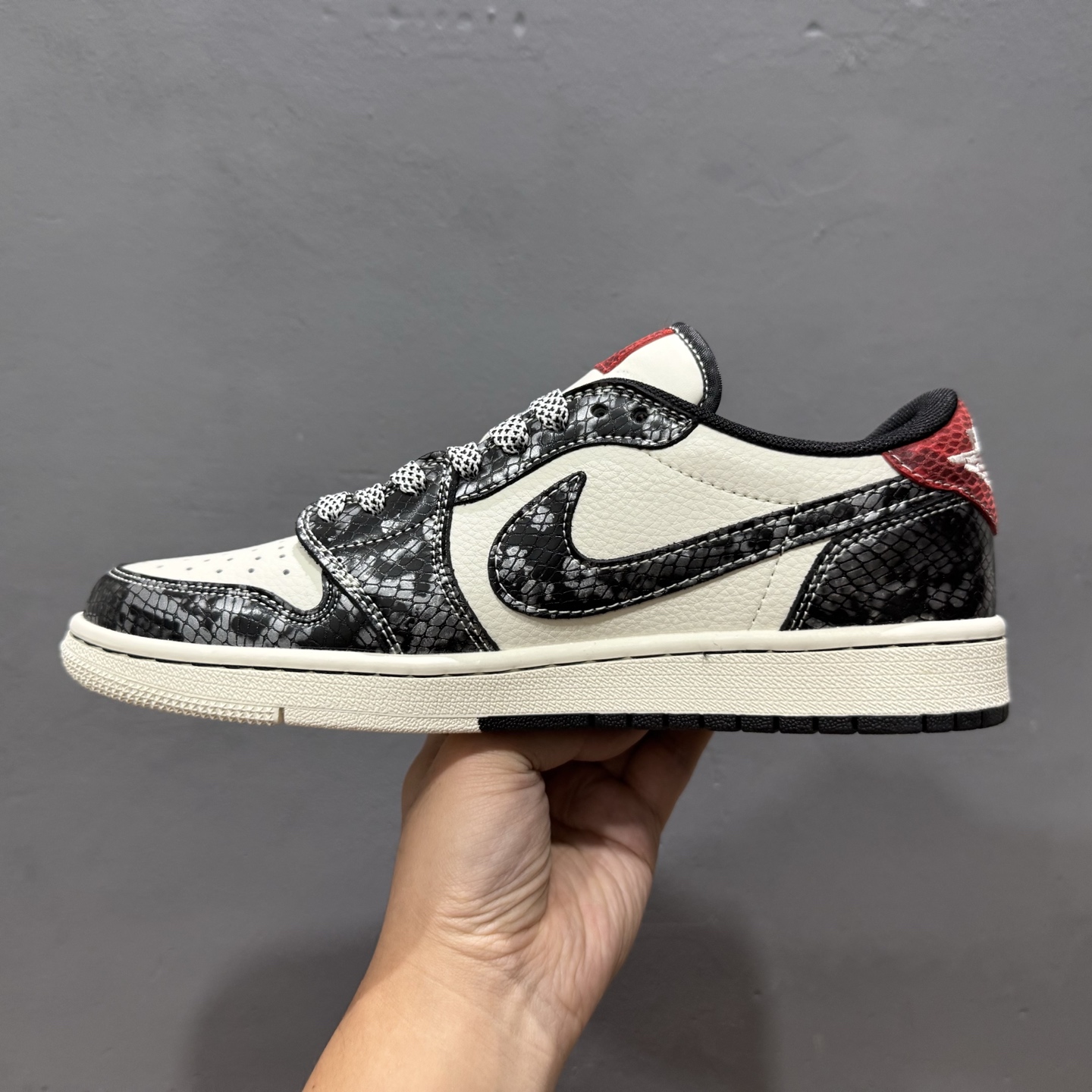 280 Travis Scott x Fragment Design x Air Jordan 1 Low SP AJ1 蛇 年限定 双拼亮黑 低帮文化休闲板鞋 YX5066-307