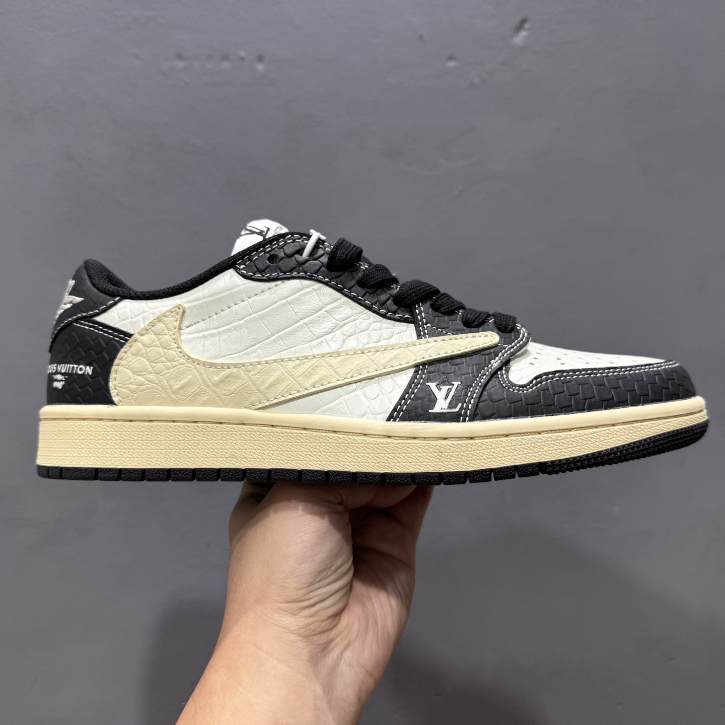 280 Louis Vuitton x Air Jordan 1 Low 米黑鳄鱼纹 XX3168-152