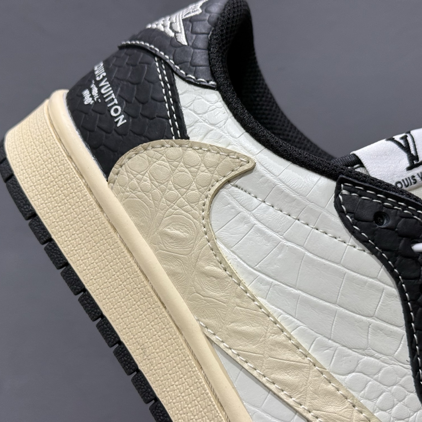 280 Louis Vuitton x Air Jordan 1 Low 米黑鳄鱼纹 XX3168-152