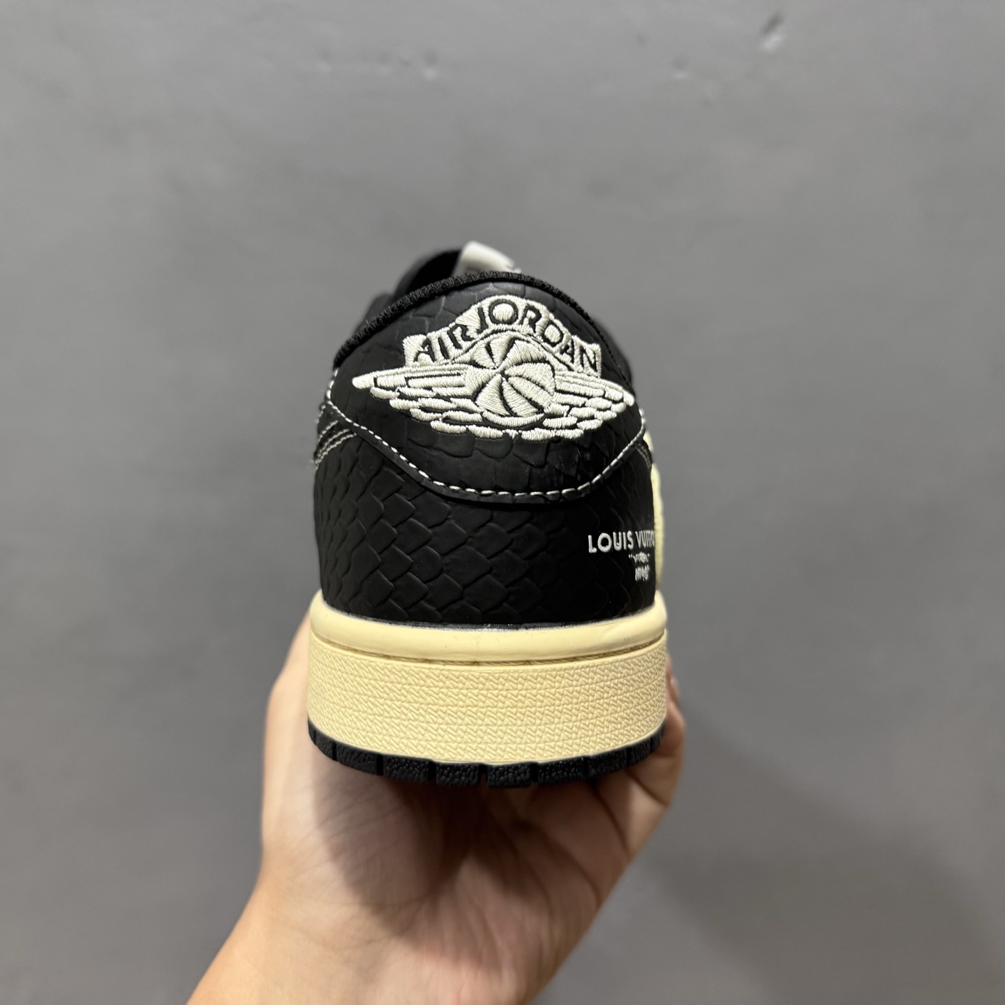 280 Louis Vuitton x Air Jordan 1 Low 米黑鳄鱼纹 XX3168-152