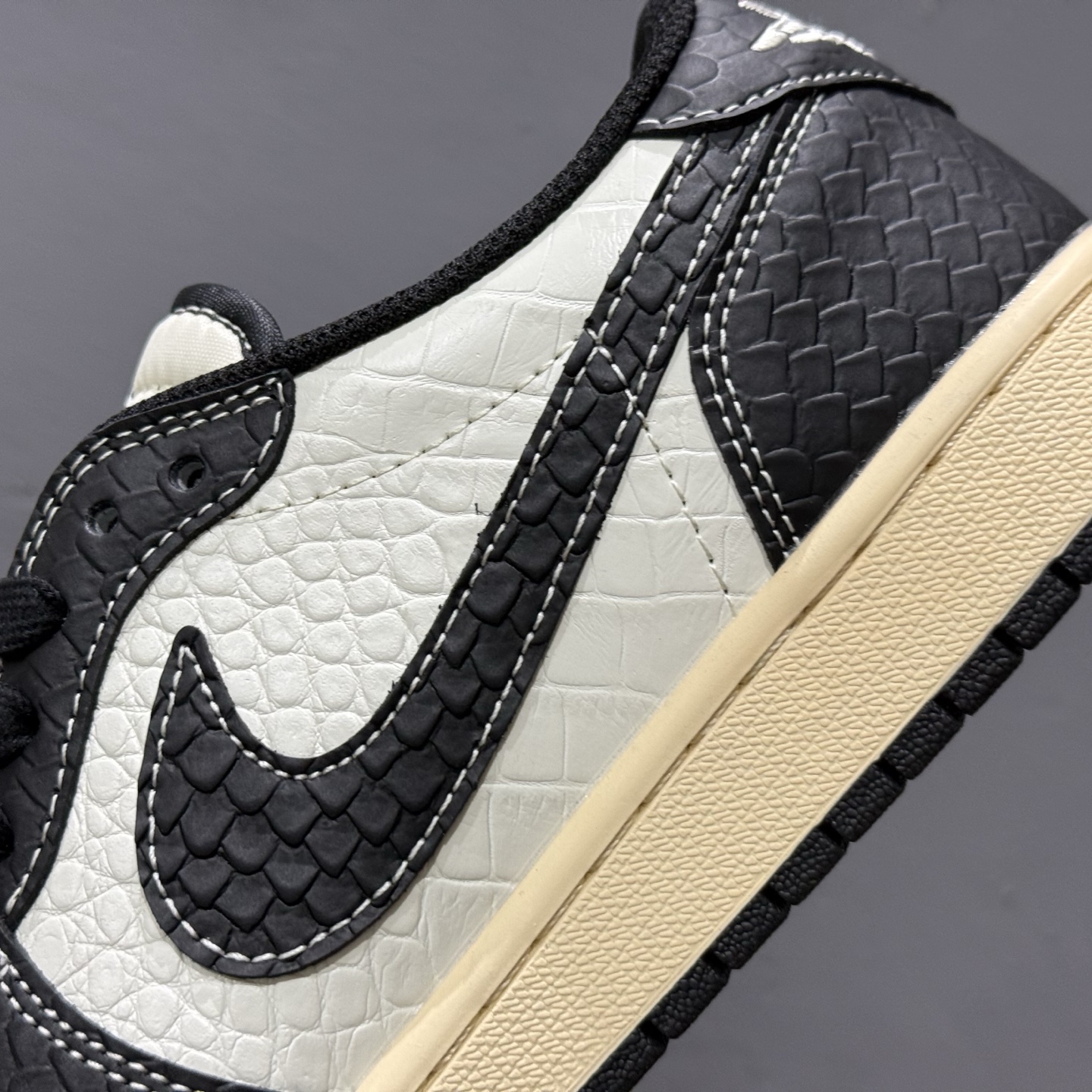 280 Louis Vuitton x Air Jordan 1 Low 米黑鳄鱼纹 XX3168-152