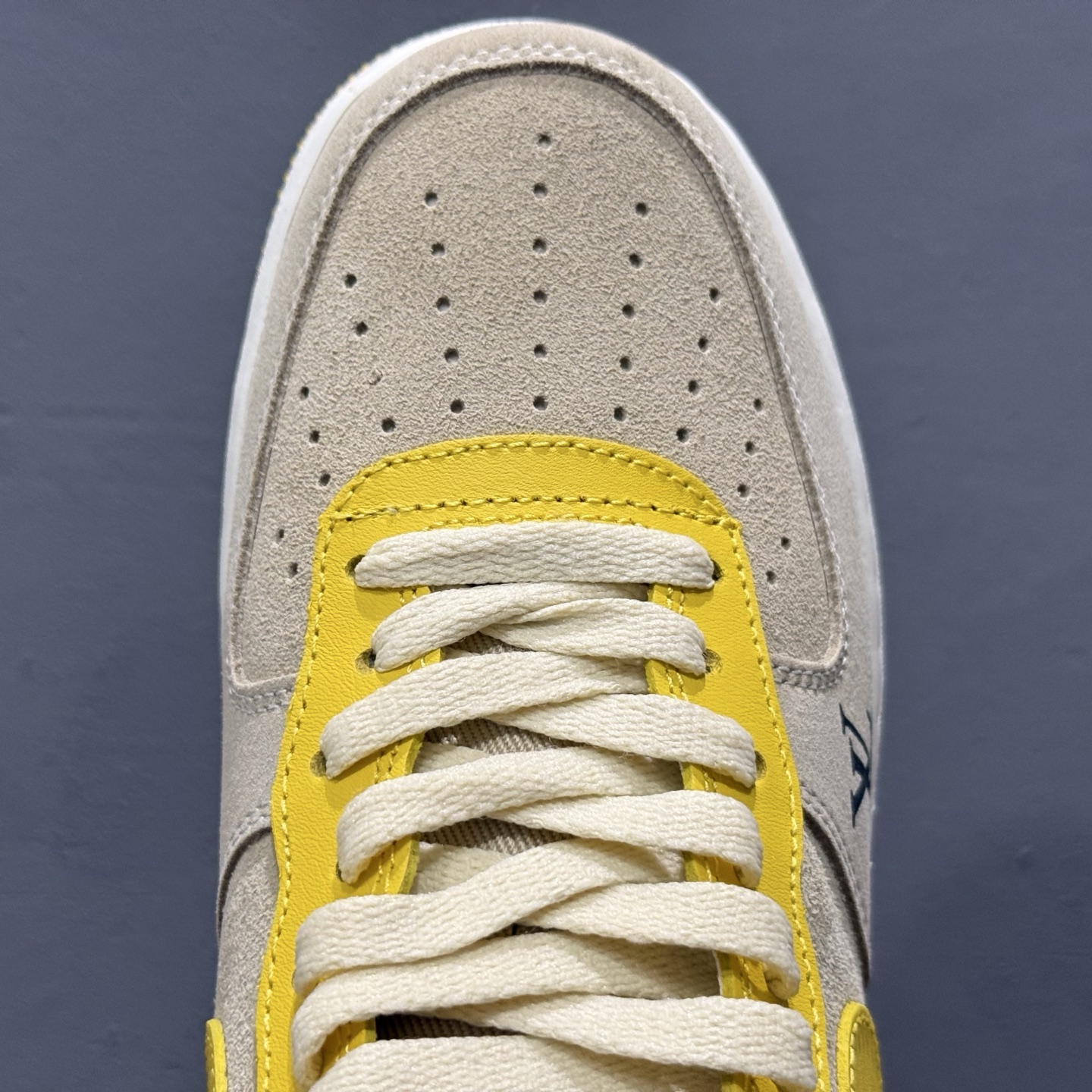 ￥170 Nike Air Force 1'07 Low LV联名 灰黄色 空军一号低帮休闲板鞋 HQ2037-322