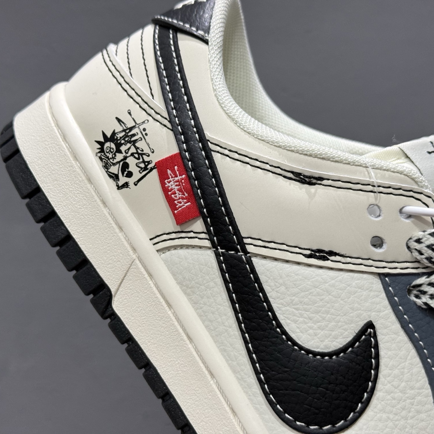 260 海外爆款限量发售！ Nike SB Dunk Low“斯图西联名——白蓝黑勾配色” 低帮休闲板鞋 BZ2501-101