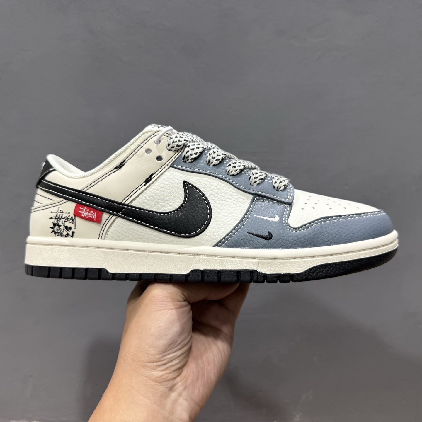 260 海外爆款限量发售！ Nike SB Dunk Low“斯图西联名——白蓝黑勾配色” 低帮休闲板鞋 BZ2501-101