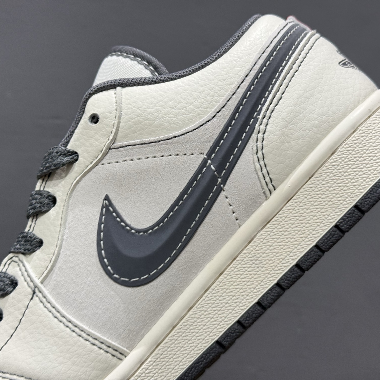 260 限量发售！ AIR JORDAN 1 LOW AJ1乔1低帮休闲板鞋 “白红灰勾配色定制款” XS6086-008