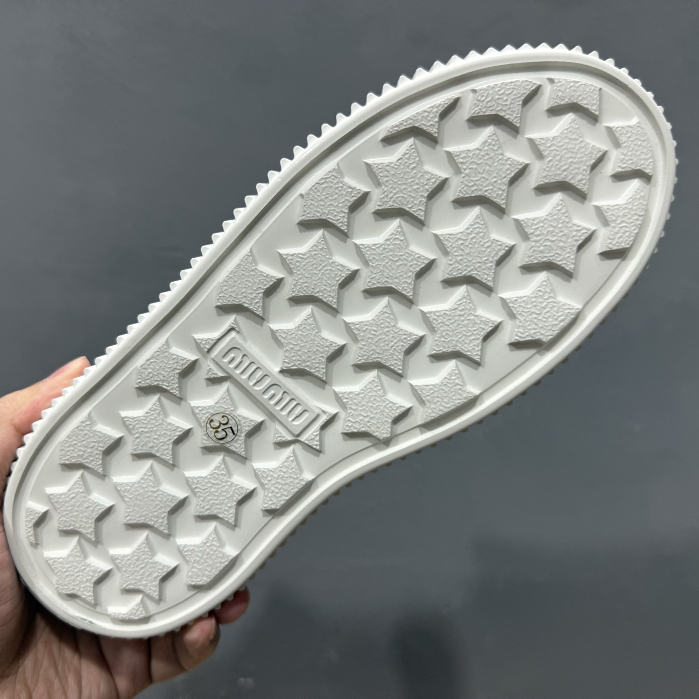 320 miumiu缪缪时装周Miu Miu 2025春夏系列秀场本季Miu Miu延续了该风格推出了专属款
