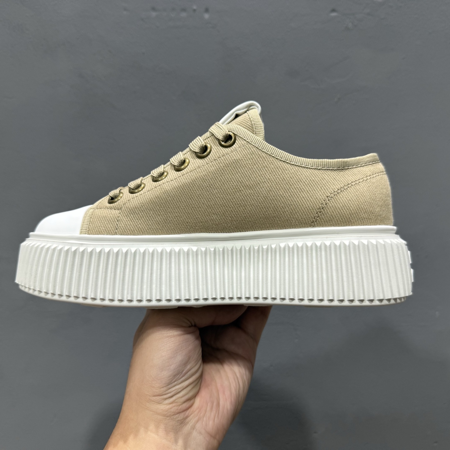 320 miumiu缪缪时装周Miu Miu 2025春夏系列秀场本季Miu Miu延续了该风格推出了专属款