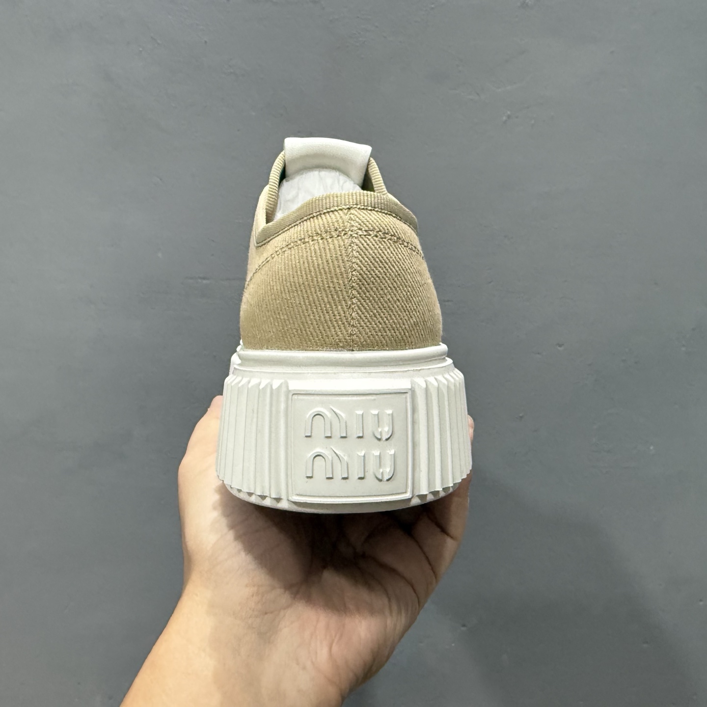 320 miumiu缪缪时装周Miu Miu 2025春夏系列秀场本季Miu Miu延续了该风格推出了专属款