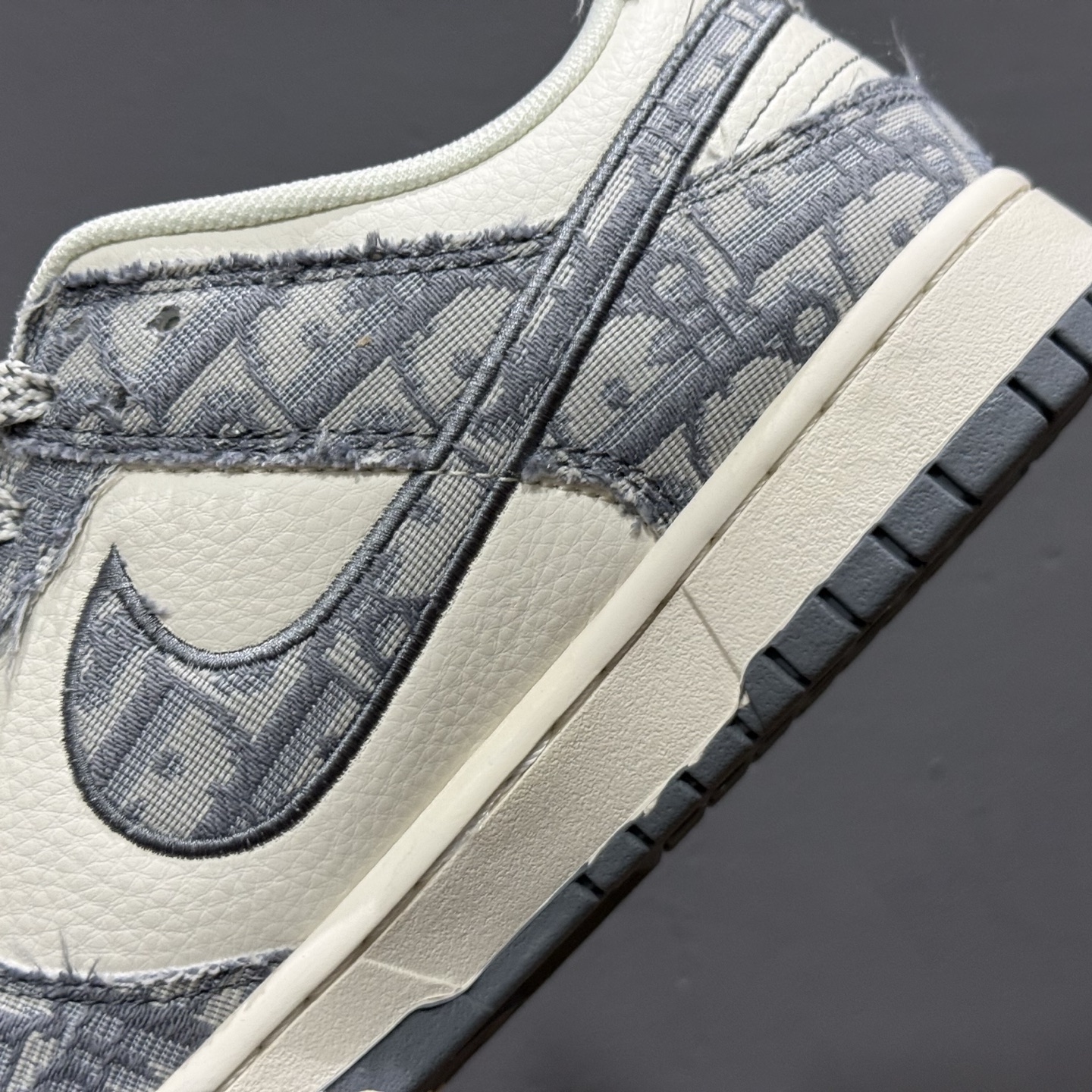 Nike SB Dunk Low 迪奥系列 织布灰勾 周年高端定制 低帮休闲板鞋 SJ2558-013