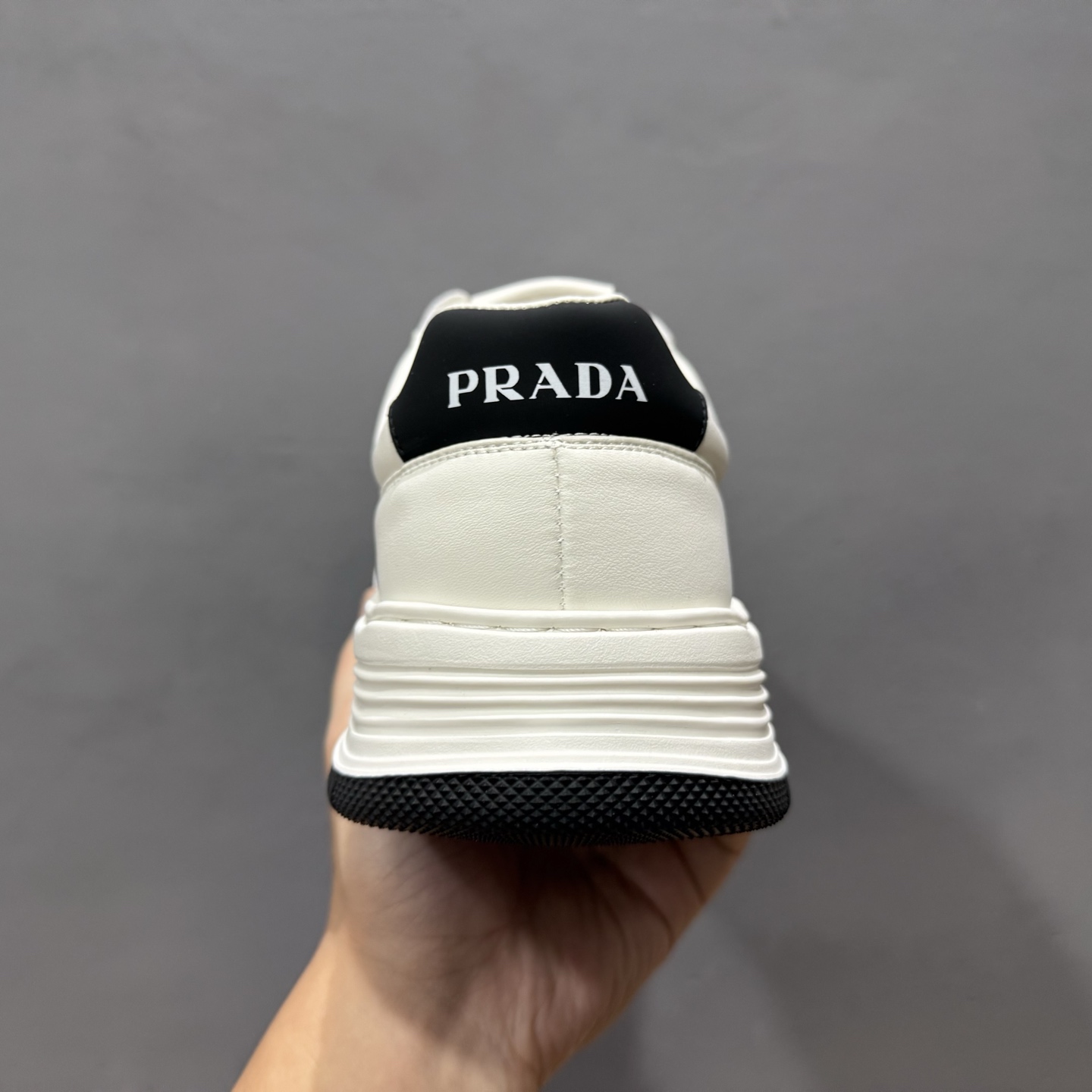 PRADA普拉达安哥拉红小白鞋厚底徽标系带运动休闲男鞋系列