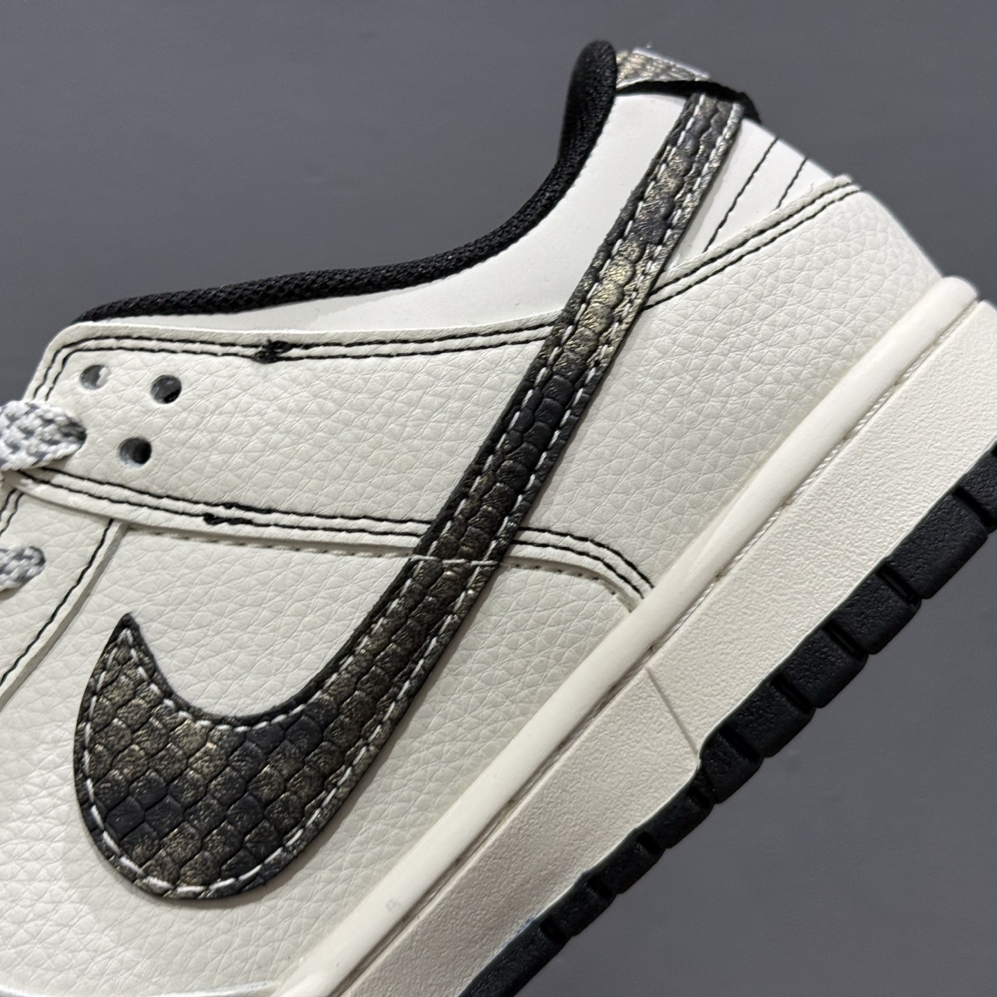 Nike SB Dunk Low“sup联名——米白灰小三勾配色” 高端定制 低帮休闲板鞋 XF8698-078