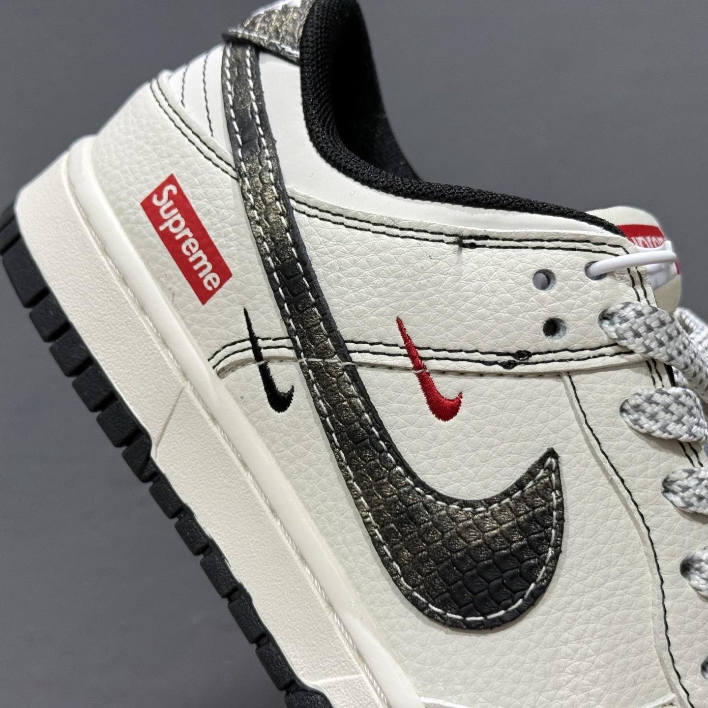 Nike SB Dunk Low“sup联名——米白灰小三勾配色” 高端定制 低帮休闲板鞋 XF8698-078