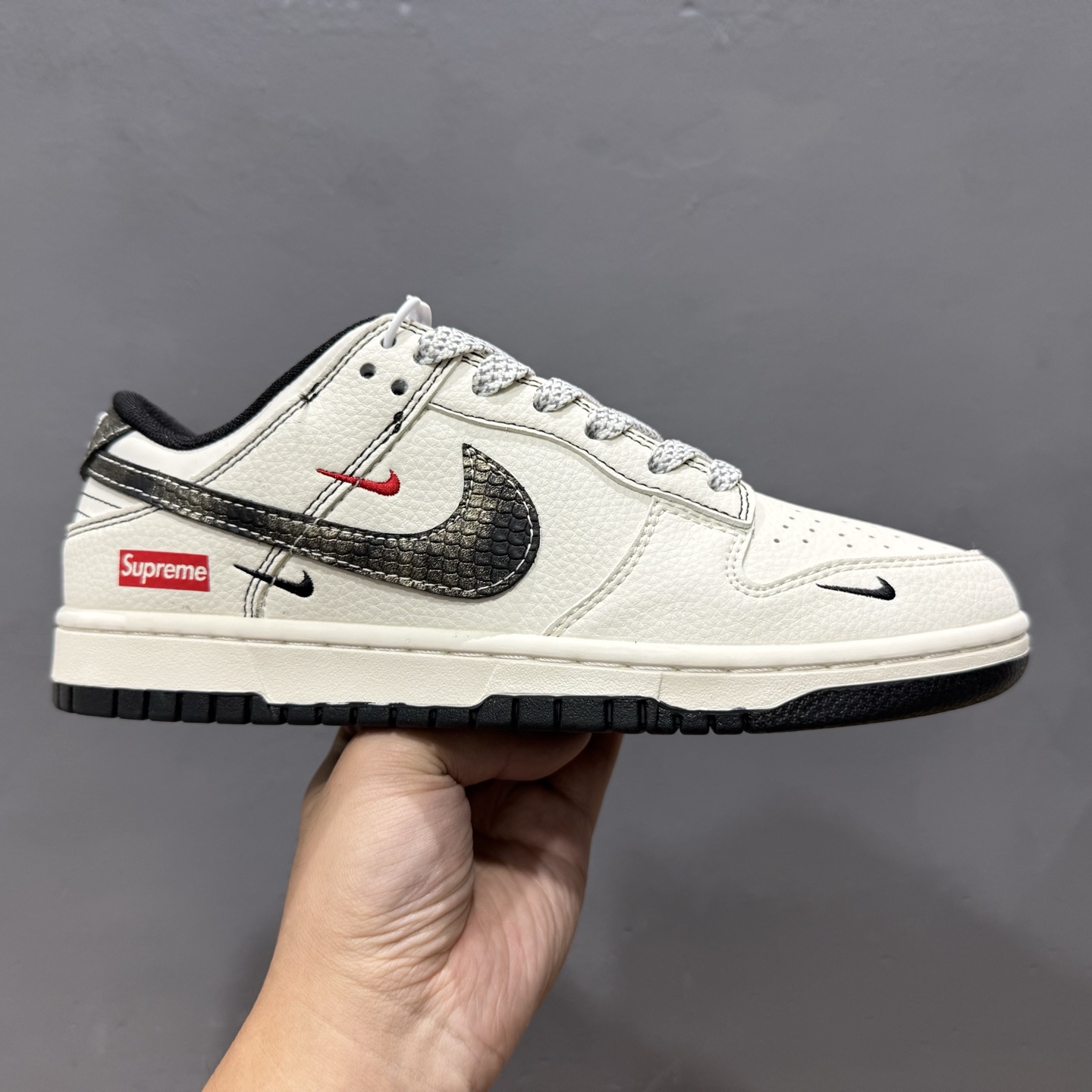 Nike SB Dunk Low“sup联名——米白灰小三勾配色” 高端定制 低帮休闲板鞋 XF8698-078