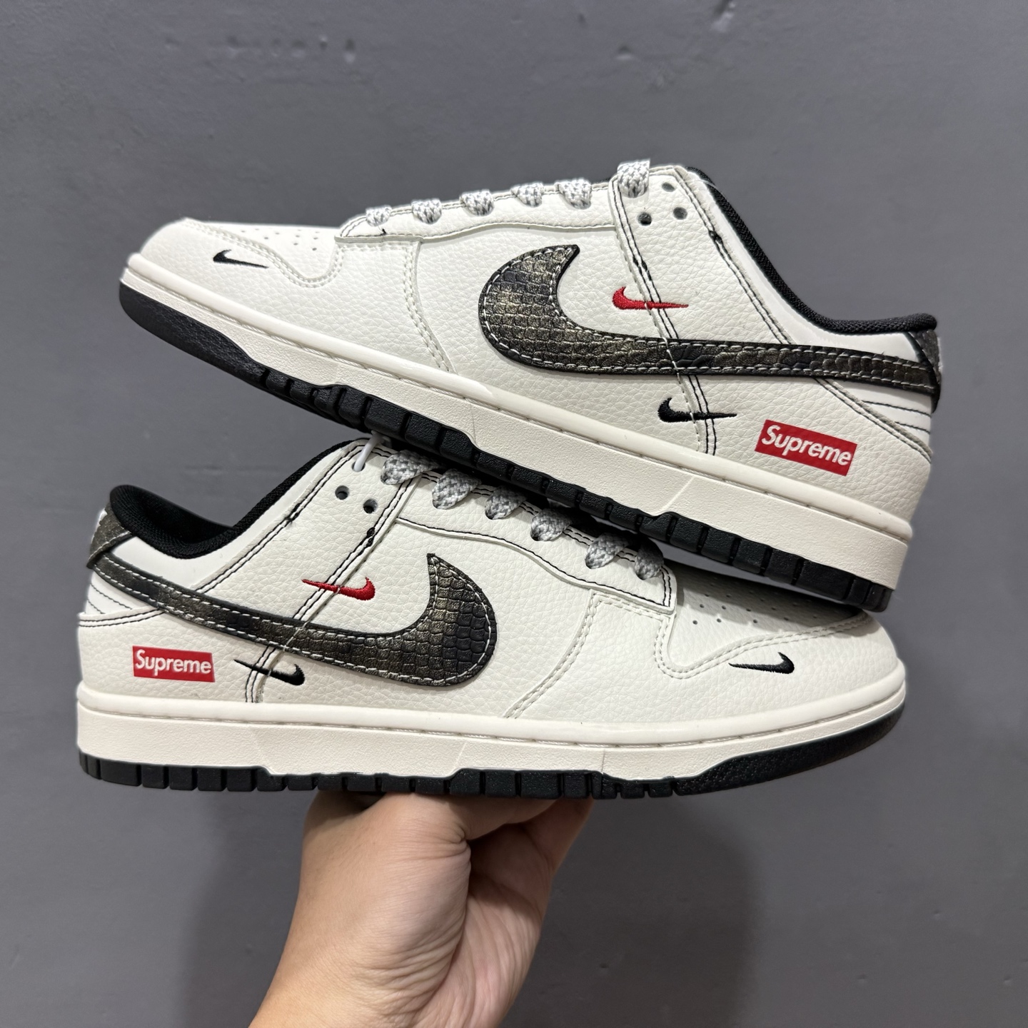 Nike SB Dunk Low“sup联名——米白灰小三勾配色” 高端定制 低帮休闲板鞋 XF8698-078