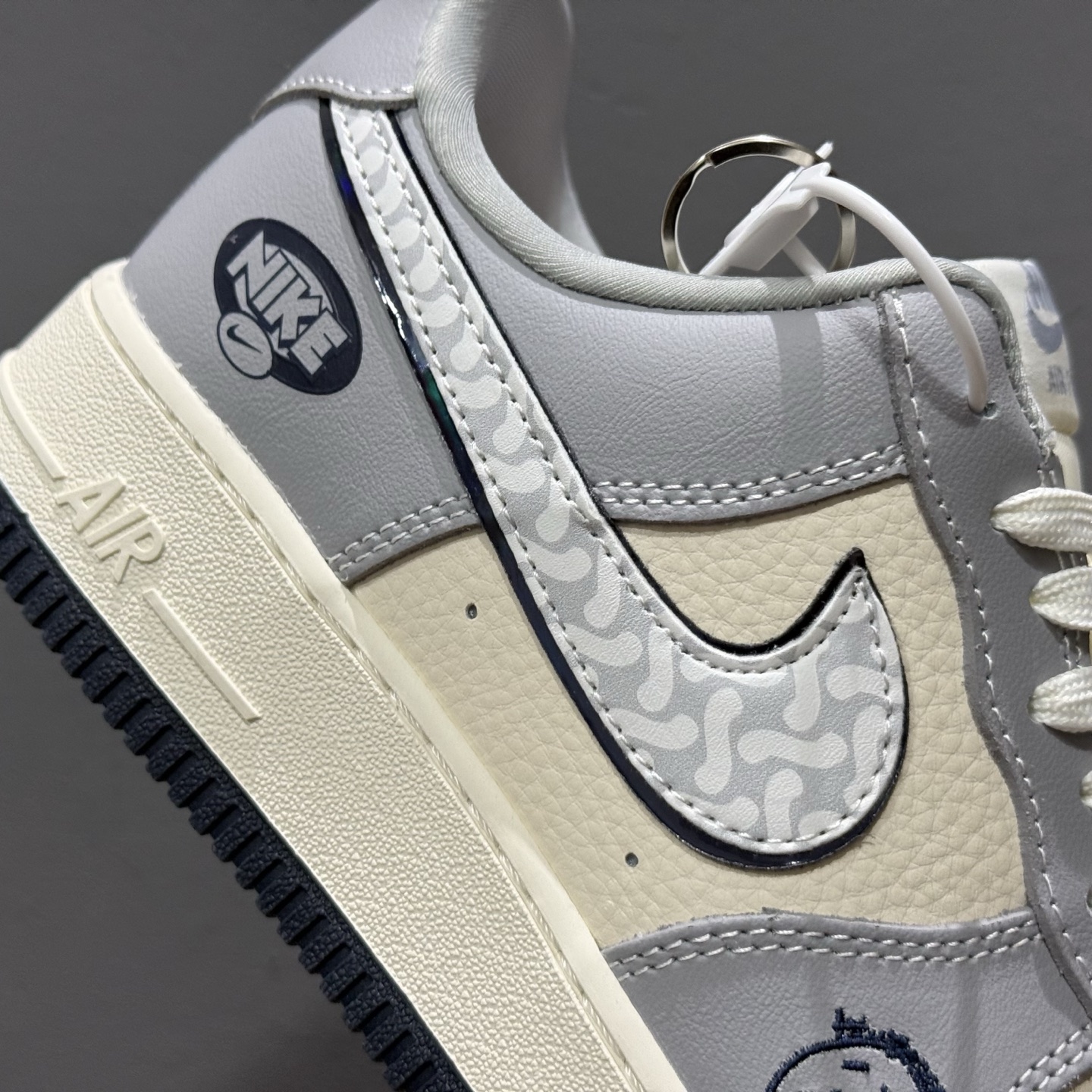 独家实拍Nike Air Force 1‘07 Low Kaws联名 米灰暴力熊 空军一号低帮休闲板鞋 KK1988-077