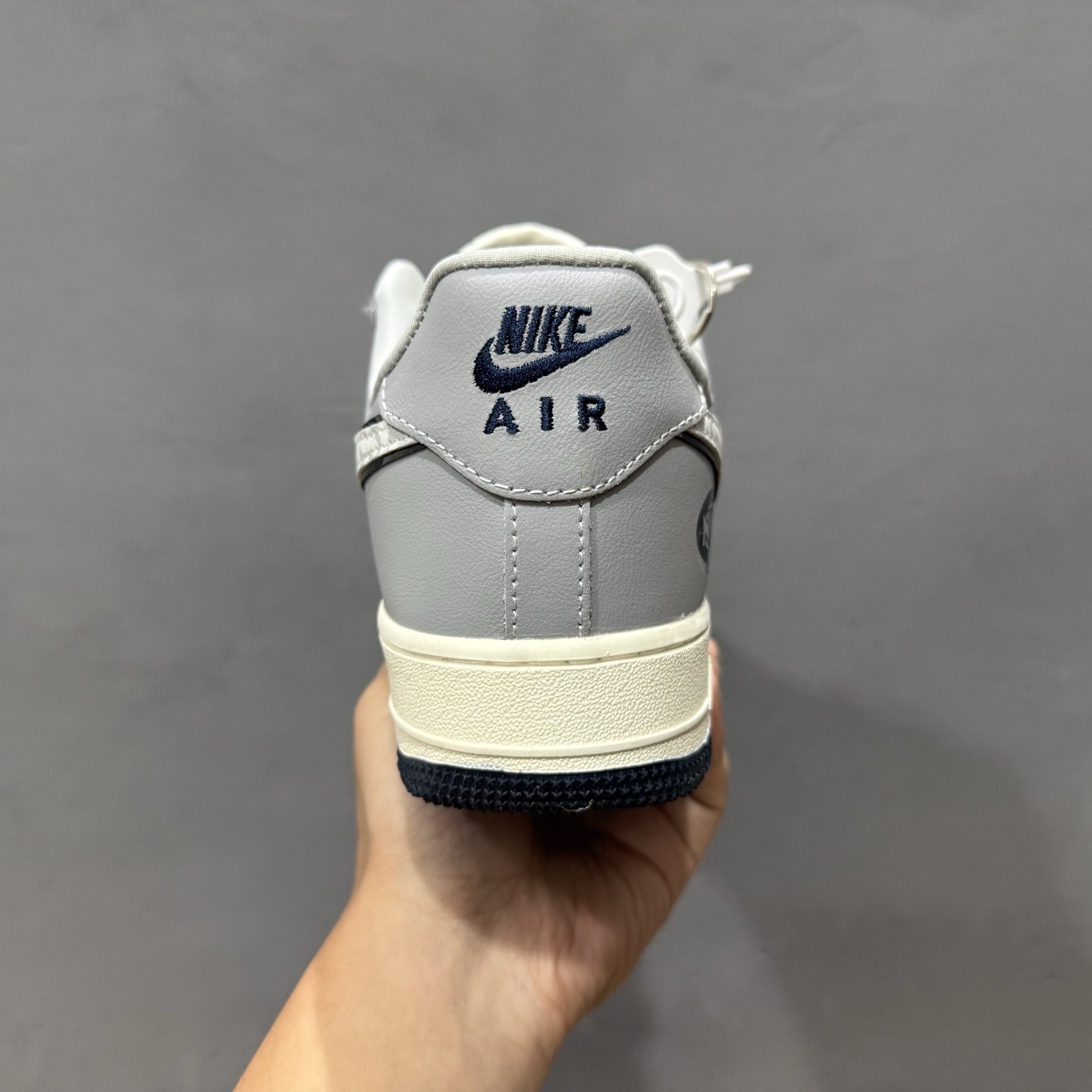 独家实拍Nike Air Force 1‘07 Low Kaws联名 米灰暴力熊 空军一号低帮休闲板鞋 KK1988-077