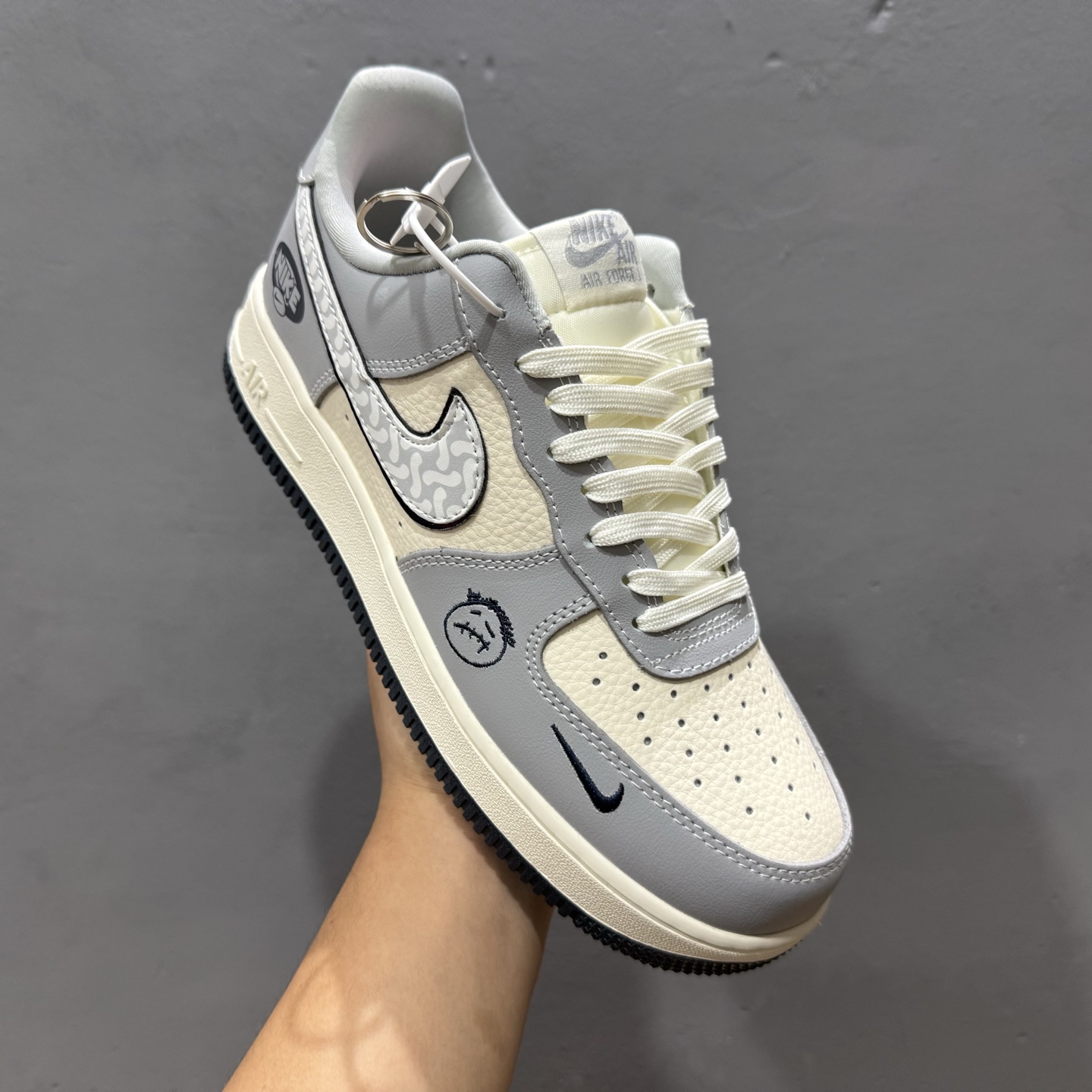 独家实拍Nike Air Force 1‘07 Low Kaws联名 米灰暴力熊 空军一号低帮休闲板鞋 KK1988-077