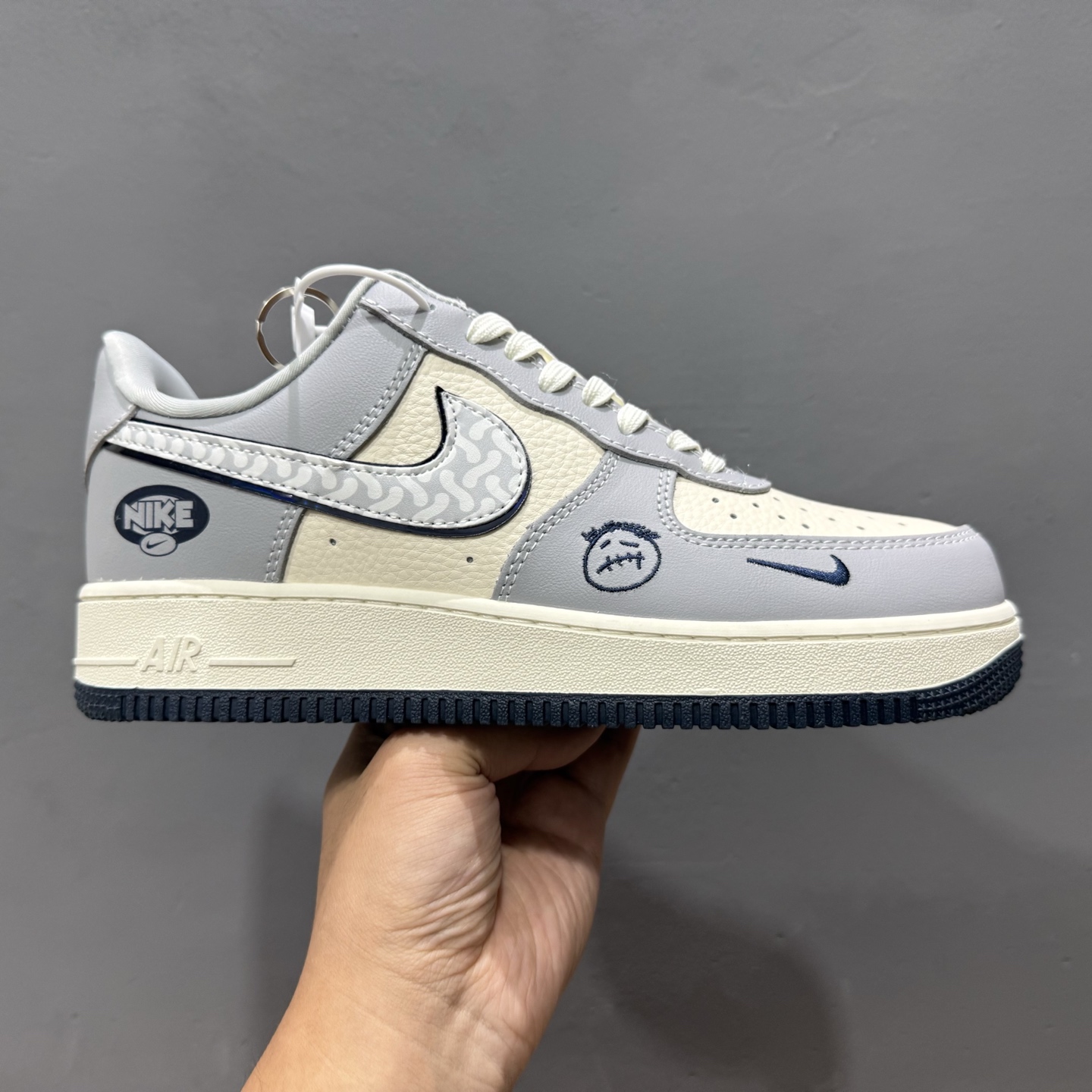 独家实拍Nike Air Force 1‘07 Low Kaws联名 米灰暴力熊 空军一号低帮休闲板鞋 KK1988-077