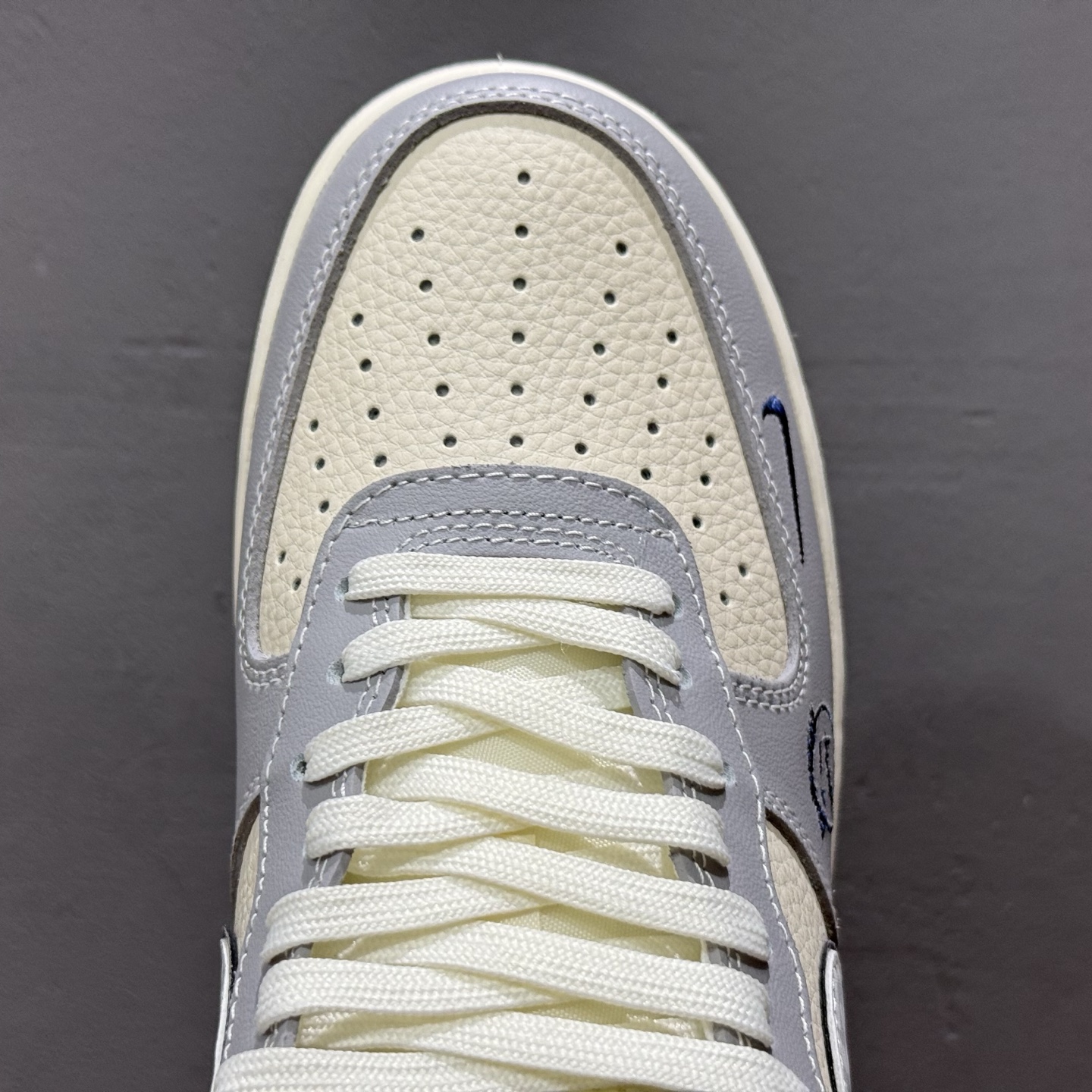独家实拍Nike Air Force 1‘07 Low Kaws联名 米灰暴力熊 空军一号低帮休闲板鞋 KK1988-077