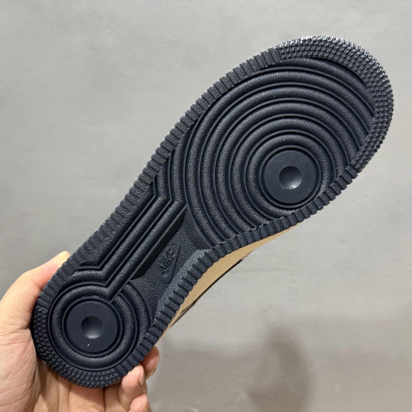 独家实拍Nike Air Force 1‘07 Low Kaws联名 米灰暴力熊 空军一号低帮休闲板鞋 KK1988-077