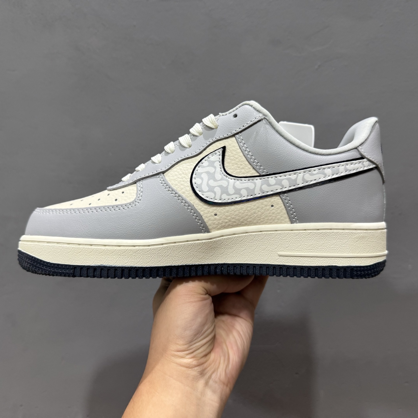 独家实拍Nike Air Force 1‘07 Low Kaws联名 米灰暴力熊 空军一号低帮休闲板鞋 KK1988-077