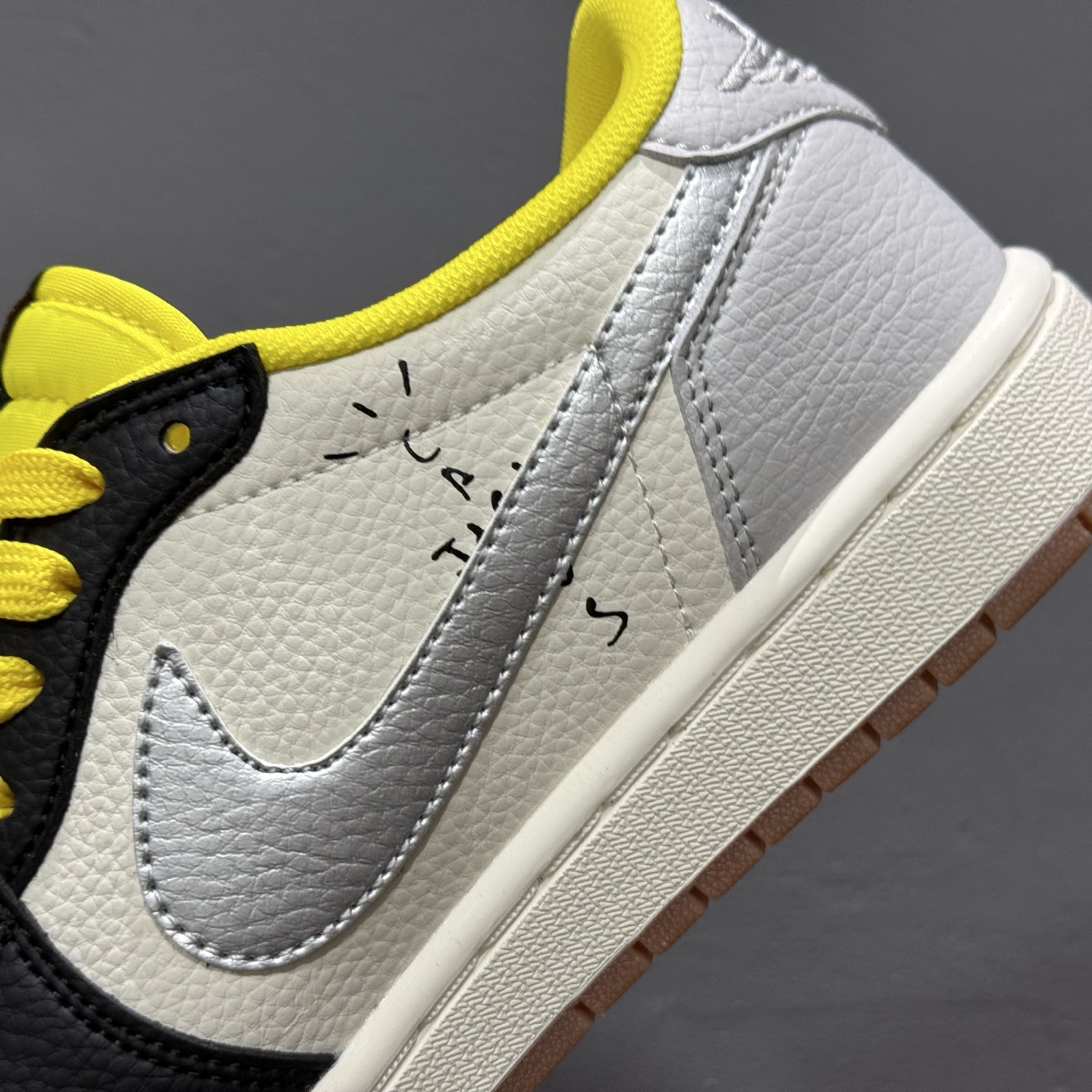 Travis Scott x Air Jordan 1 Low 黑黄 DN6901-095