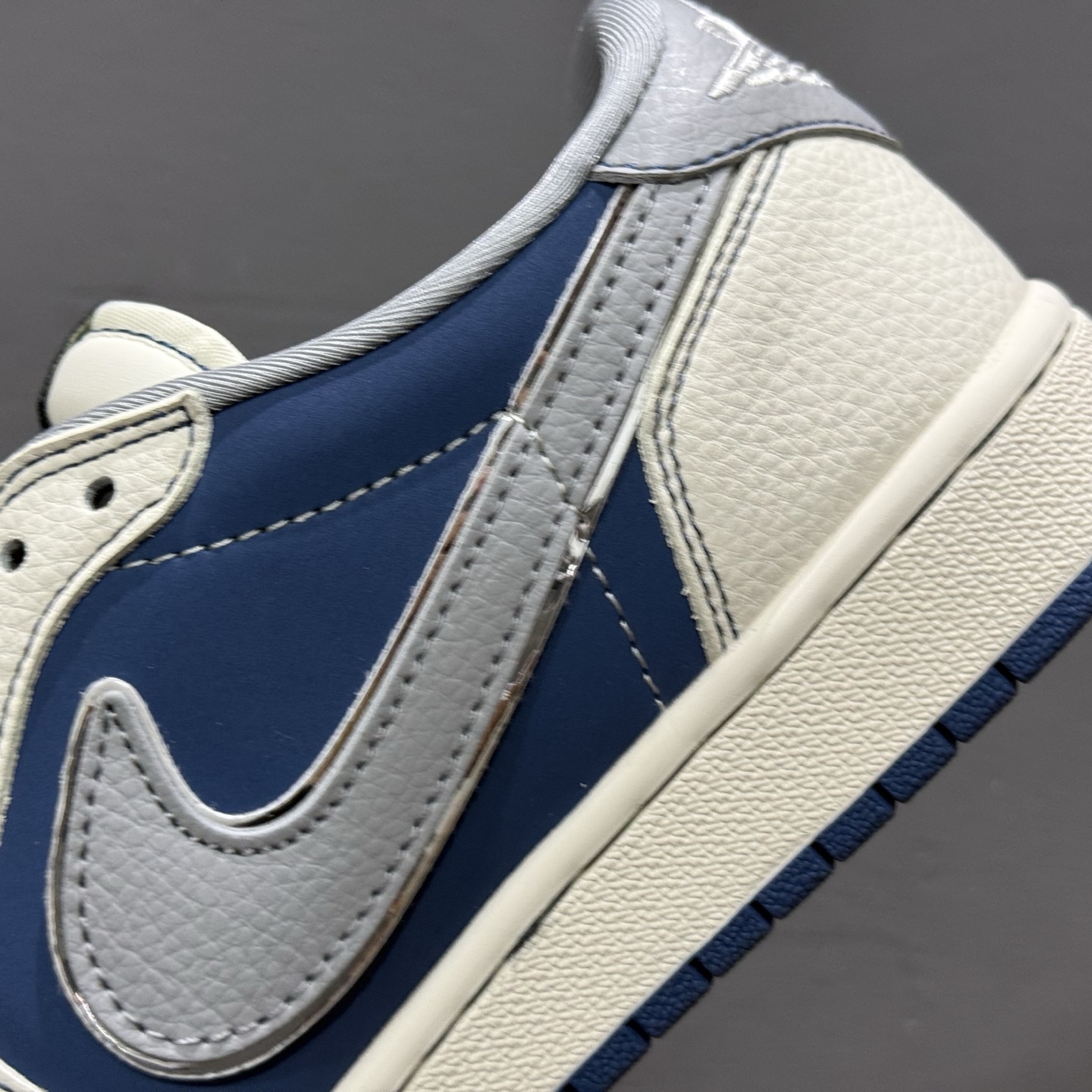 XC版 Travis Scott x Fragment Design x Air Jordan 1 Low SP AJ1 斯图西联名 双拼灰勾 低帮文化休闲板鞋 ZH2598-245