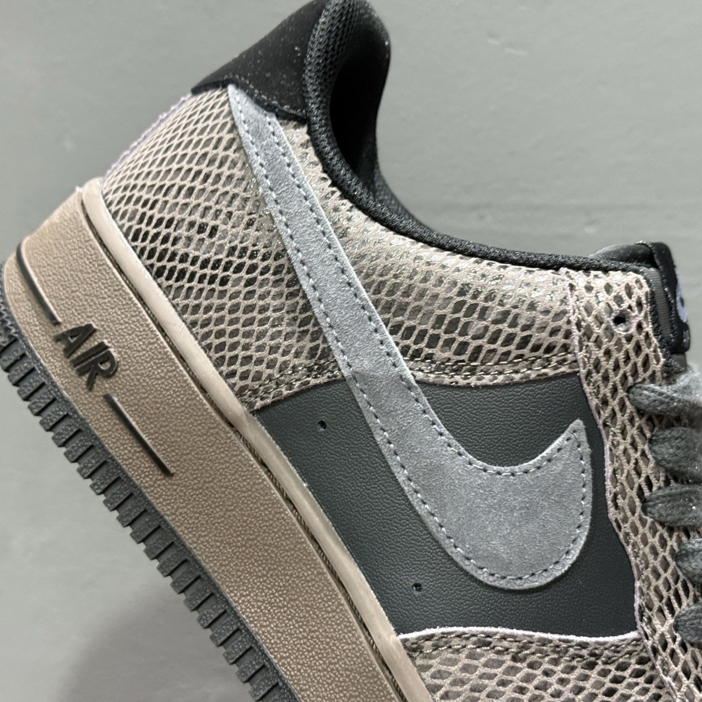 NIKE AIR FORCE 1‘07 LV8 HF2898-001