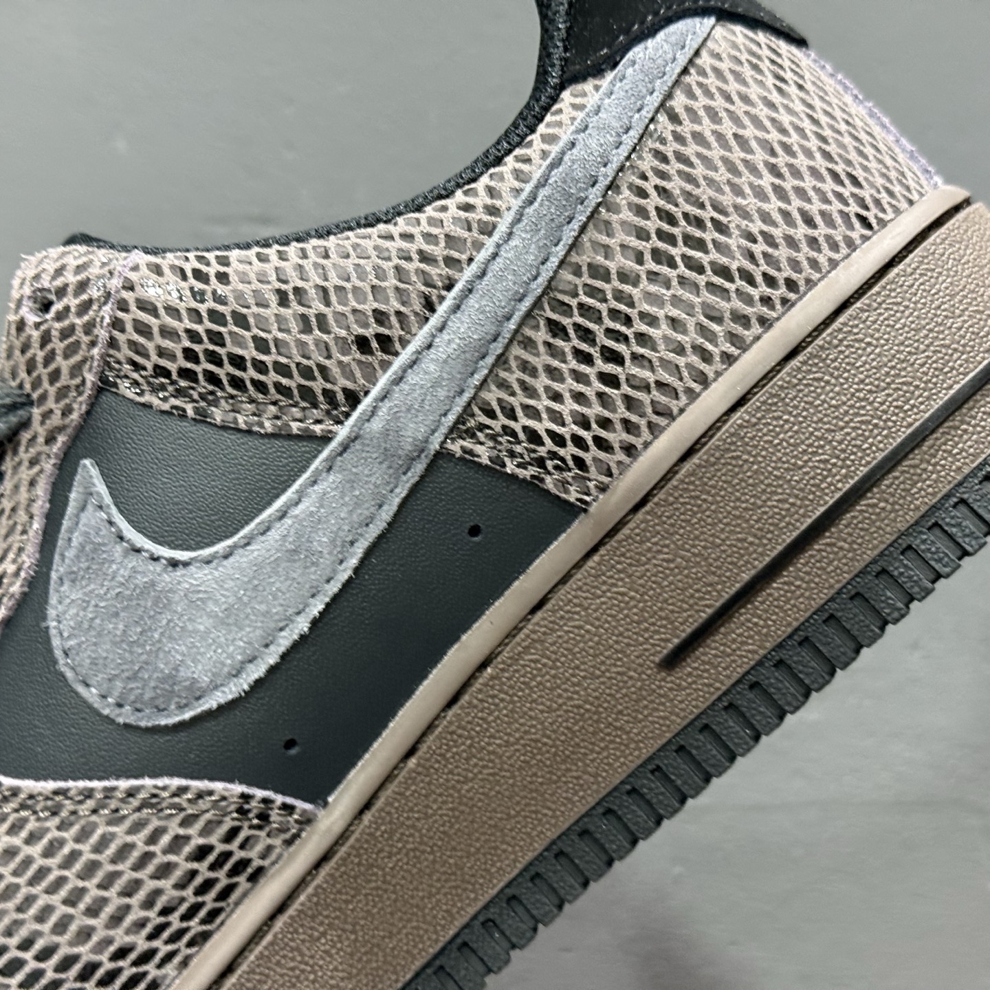 NIKE AIR FORCE 1‘07 LV8 HF2898-001