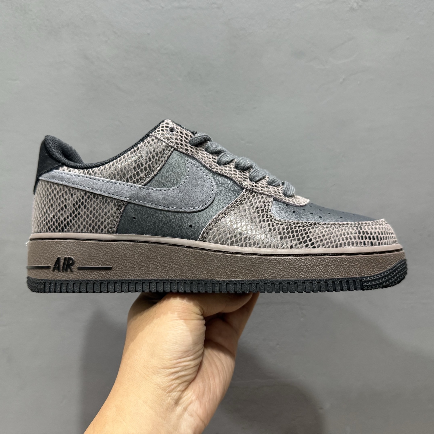 NIKE AIR FORCE 1‘07 LV8 HF2898-001