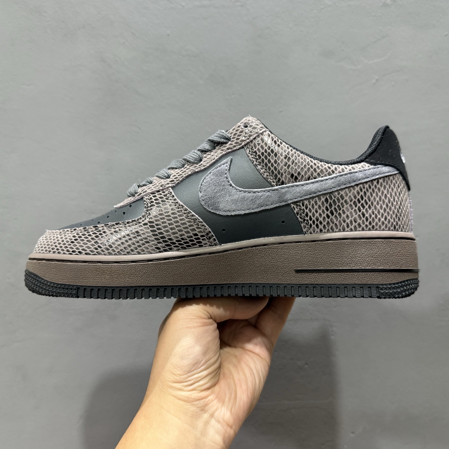 NIKE AIR FORCE 1‘07 LV8 HF2898-001