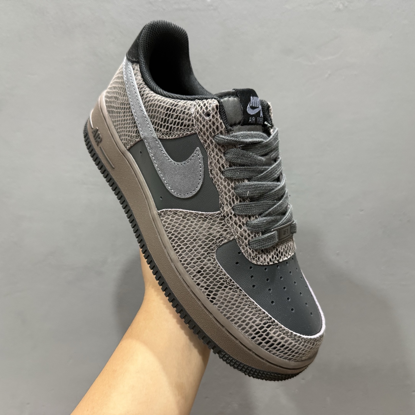 NIKE AIR FORCE 1‘07 LV8 HF2898-001