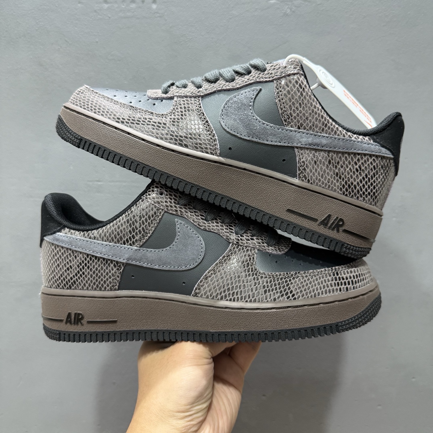 NIKE AIR FORCE 1‘07 LV8 HF2898-001