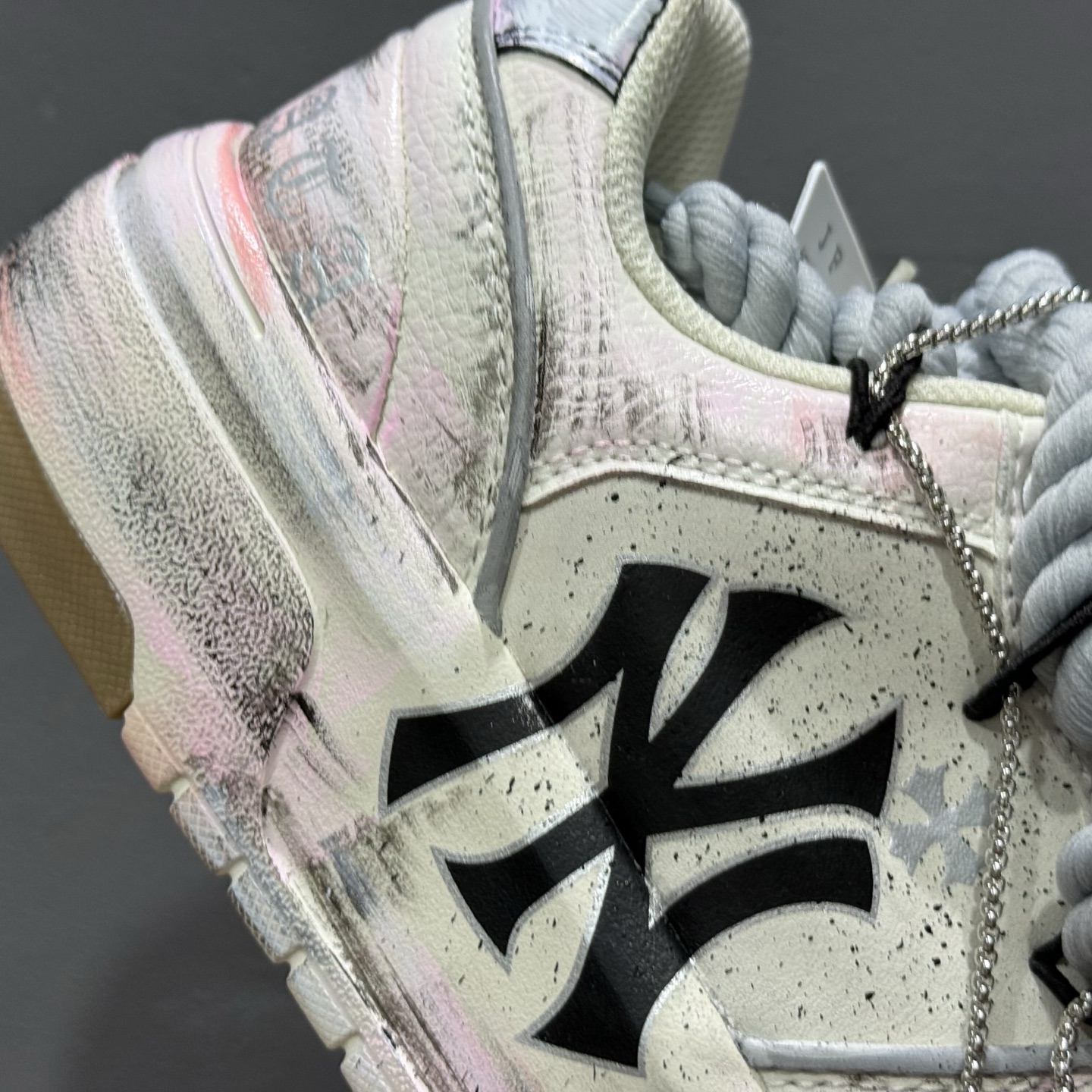 独家实拍 [定制球鞋]MLB Chunky Liner “灰粉枯朵” 哥特风 涂鸦做旧骷髅 防滑减震耐磨低帮板鞋 3ASXCA52N