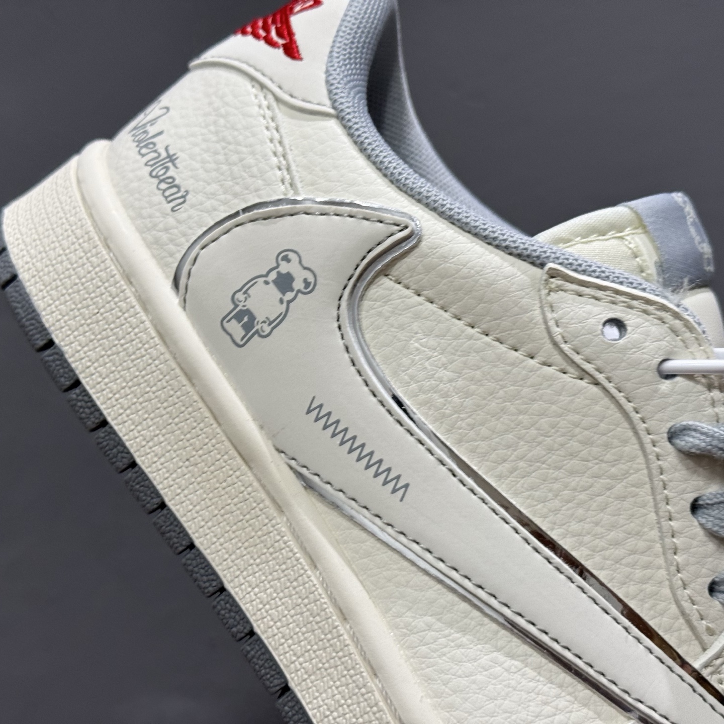 独家实拍Travis Scott x Fragment Design x Air Jordan 1 Low SP AJ1 暴力熊联名 卡通米灰 低帮文化休闲板鞋 XS7089-527