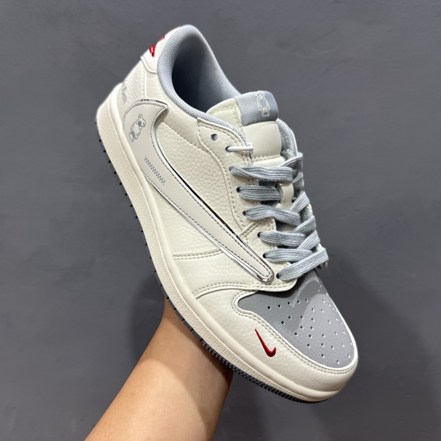 独家实拍Travis Scott x Fragment Design x Air Jordan 1 Low SP AJ1 暴力熊联名 卡通米灰 低帮文化休闲板鞋 XS7089-527