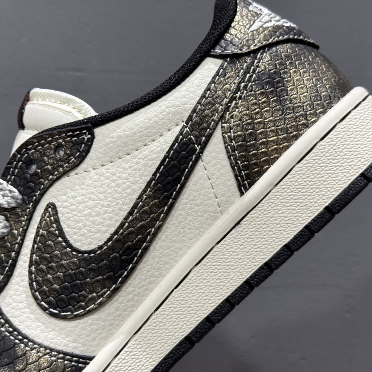 XC版 Travis Scott x Fragment Design x Air Jordan 1 Low SP AJ1 蛇年限定 亮黑蛇纹 低帮文化休闲板鞋 YX5066-309