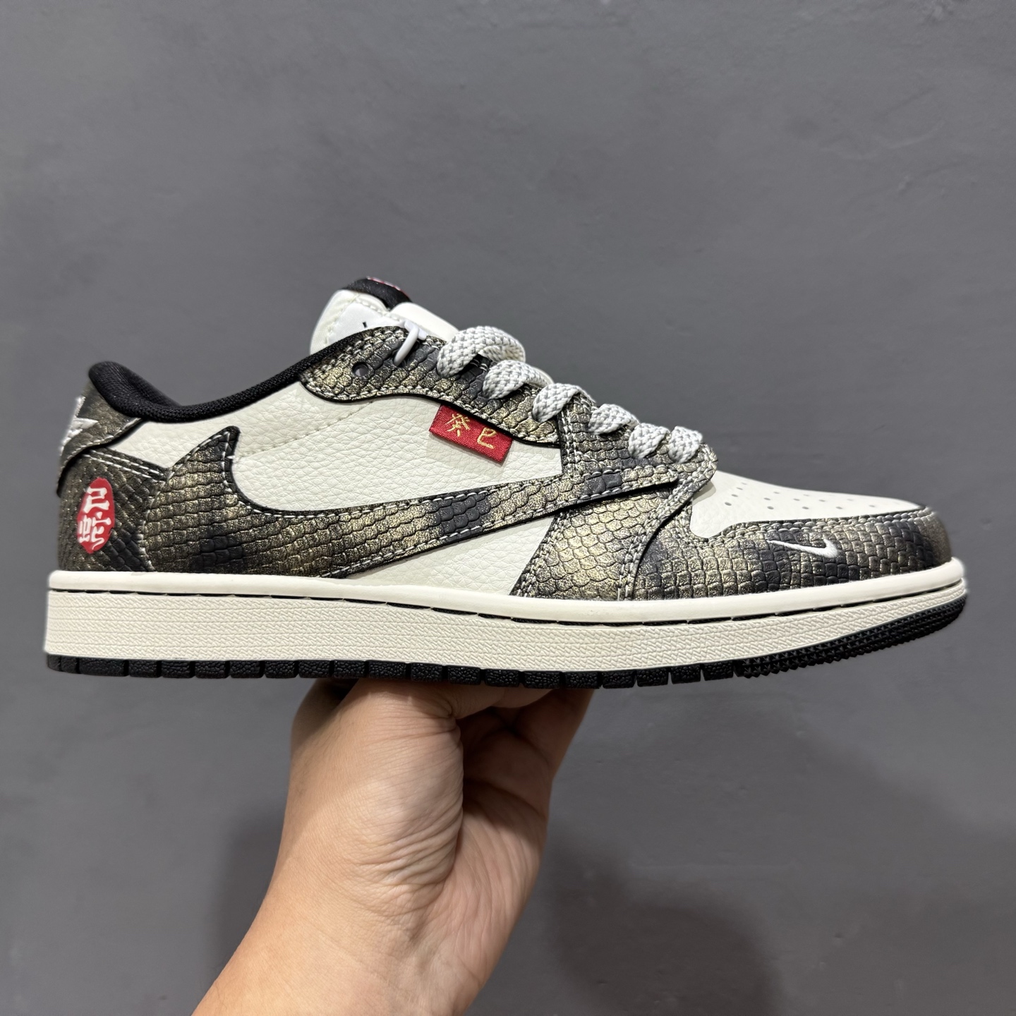 XC版 Travis Scott x Fragment Design x Air Jordan 1 Low SP AJ1 蛇年限定 亮黑蛇纹 低帮文化休闲板鞋 YX5066-309